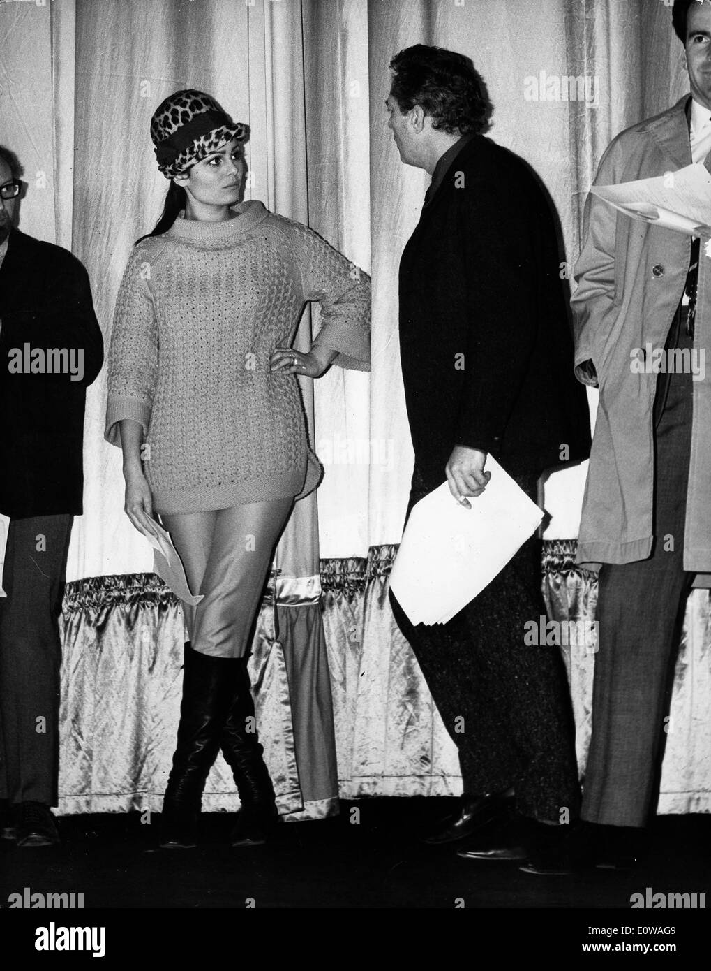 Actors Daliah Lavi and Peter Finch chat at rehearsal Stock Photo