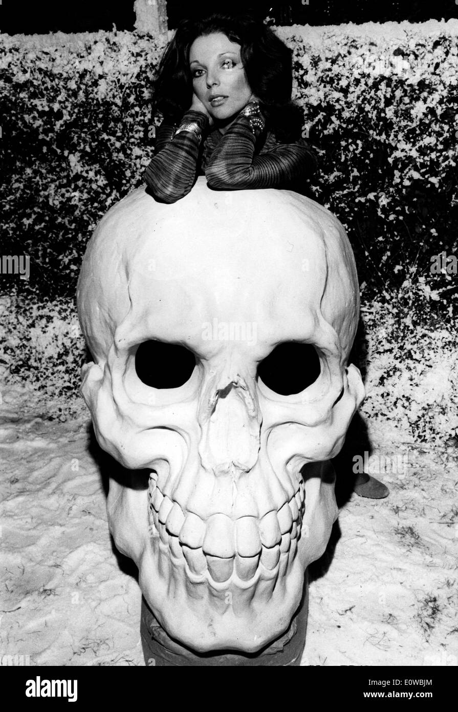 Actress Joan Collins with a giant skull Stock Photo