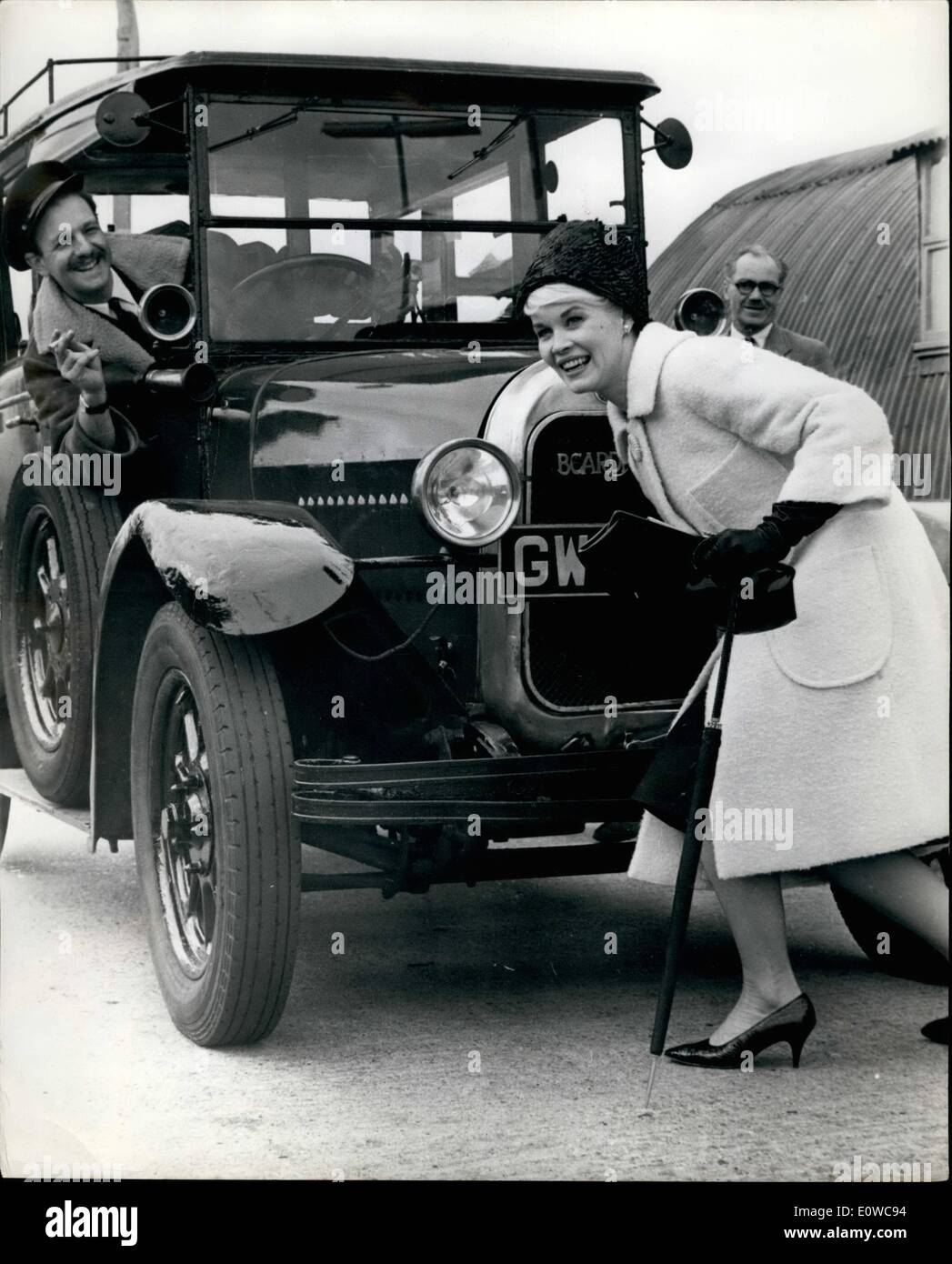 May 05, 1962 - Crank start to the roaring twenties.: Dorothy Provine, Hollywood's Nool ''flapper'' girl and star of TV a ''Roaring Twenties'' series, gives a crank-handle after she flew into London taxi (1920 model of course) just after she flew into London yesterday on a twelve-day visit (her first) to top the bill of Val Parnell's Sunday Night at the London Palladium on June 3rd. Stock Photo