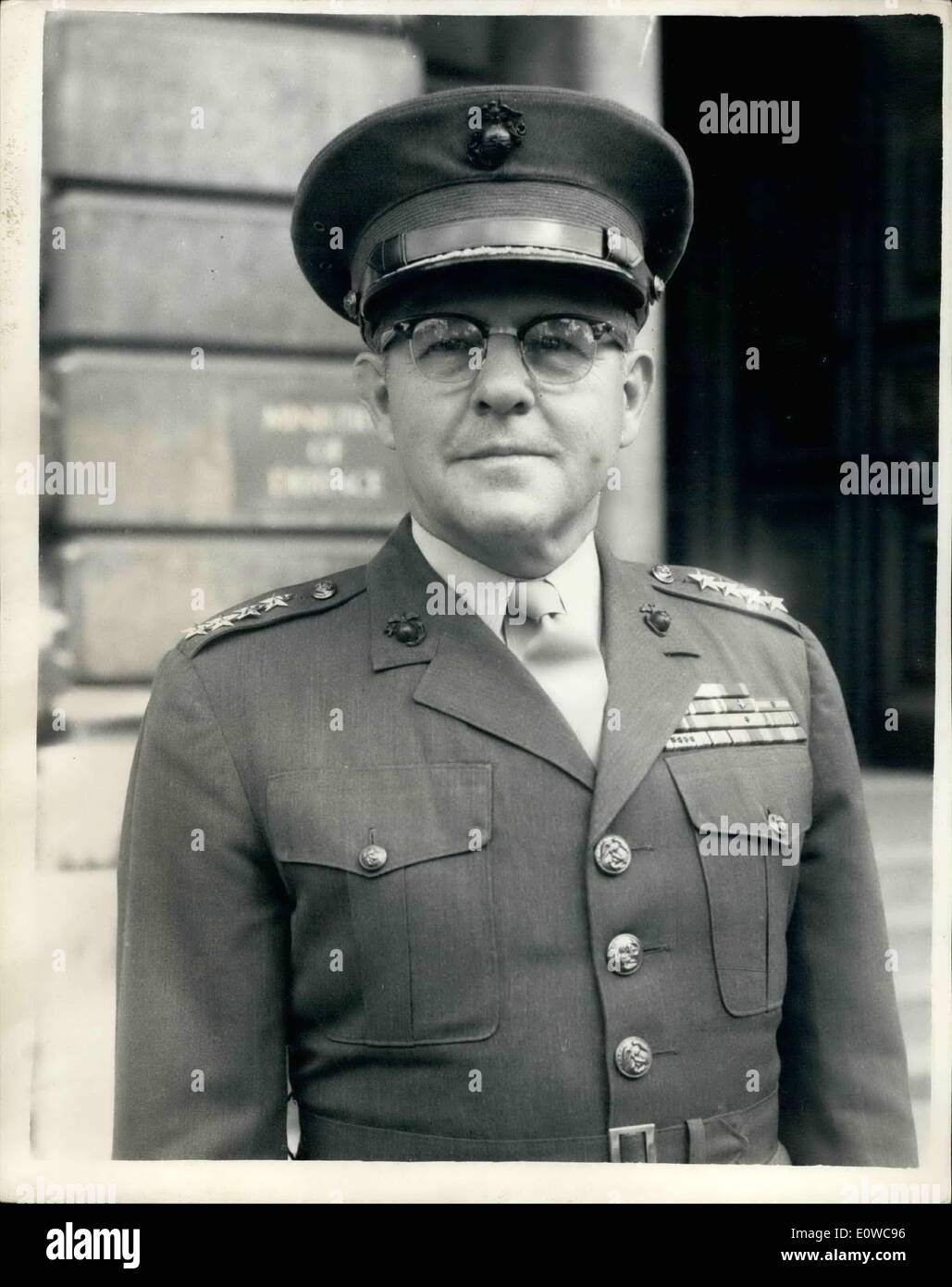 May 05, 1962 - Us marine corps commandant meets minister of defense: general David M. Shoup, commandant of the united states marine corps, who is currently visiting Britain. This afternoon called on Harold Watkinson, the minister of Defence, at the ministry. Photo shows General Shoup. Stock Photo