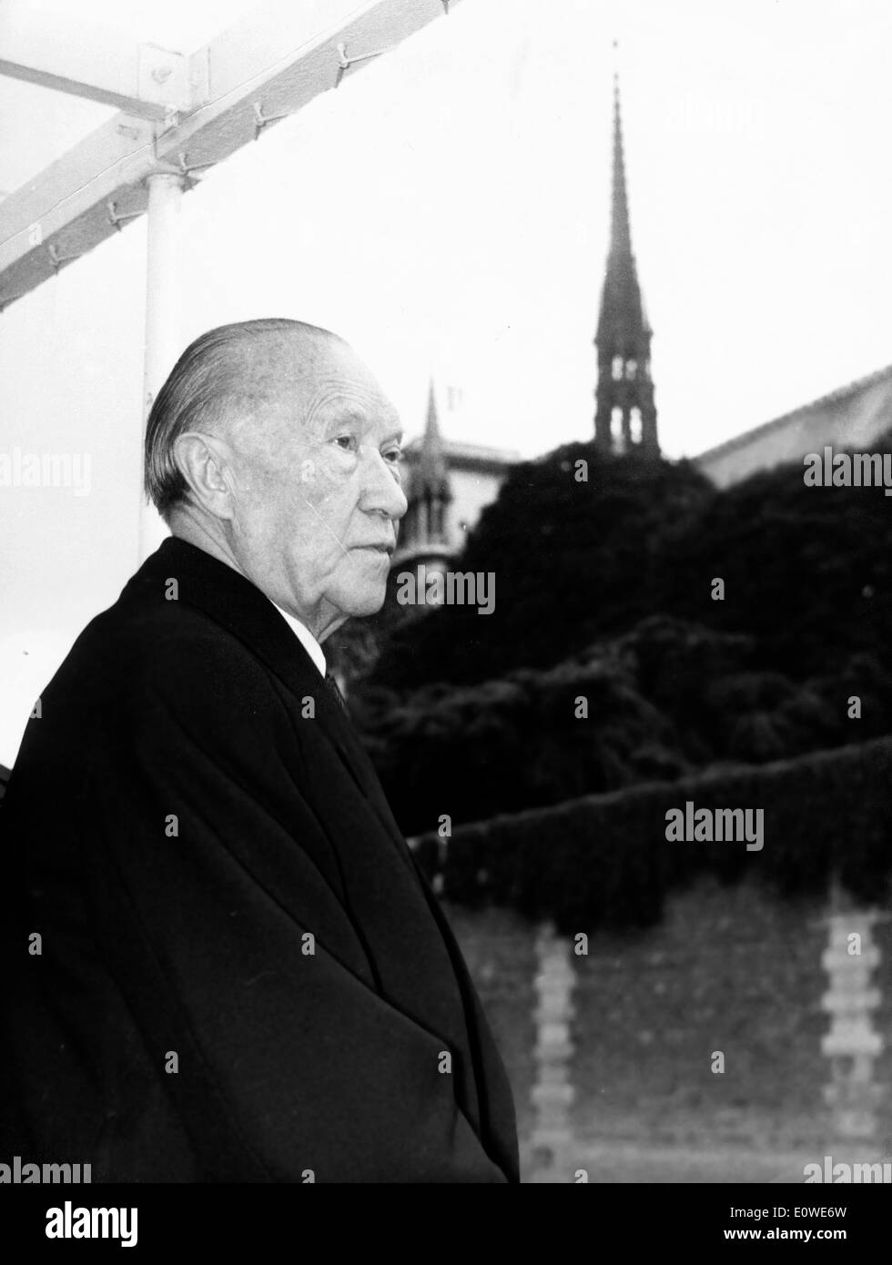 Dr. Konrad Adenauer arrives by boat to Paris Stock Photo