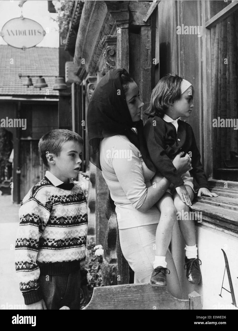 July 20, 1962 - Rome, Italy - Academy Award winning screen legend, ELIZABETH 'LIZ' TAYLOR (1932-2011) takes a break from filming the final scenes of 'Cleopatra' to spend some time window shopping with her kids MICHAEL WILDING, JR. and LIZA TODD. Stock Photo