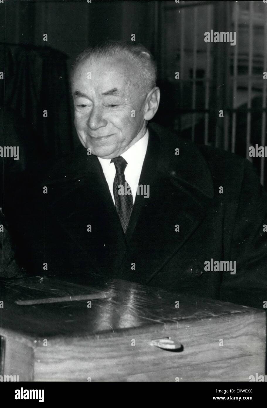 Oct. 10, 1962 - Mr. Paul Reynaud a vote ce matin a la maire du VII eme. Mr. Paul Reynaud, principal partisan du non a vote ce matin a la mairie du VII eme arrondissement. NPM: Paul Reynaud votant. Stock Photo