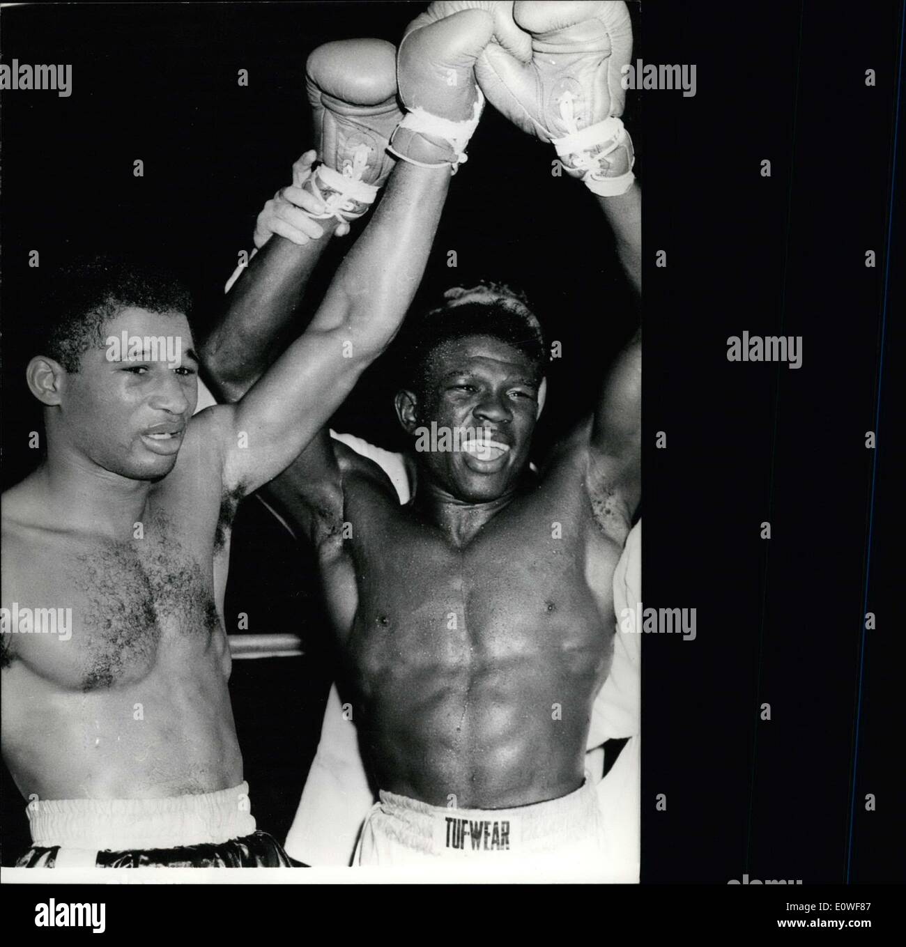 Oct. 18, 1962 - Top meeting in the Vienna boxing world championship: On Oct. 17th, 62 in Vienna a 15 round fight of the two American top-boxers Emilie Griffith, world champion in the Welterweight (til 67kg), and the first class boxer Ted Wright of the middle weight took place. In the presence of about 8000 spectators Griffith won the fight by numbers Stock Photo