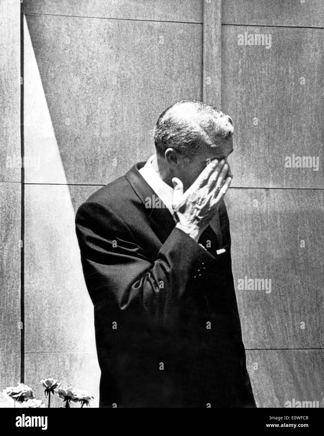 Baseball player Joe DiMaggio at Marilyn Monroe funeral Stock Photo - Alamy