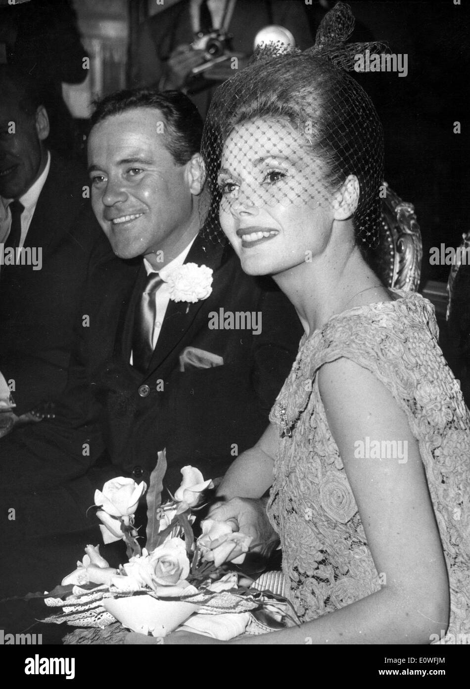 Jack Lemmon and Felicia Farr at their wedding ceremony Stock Photo. 