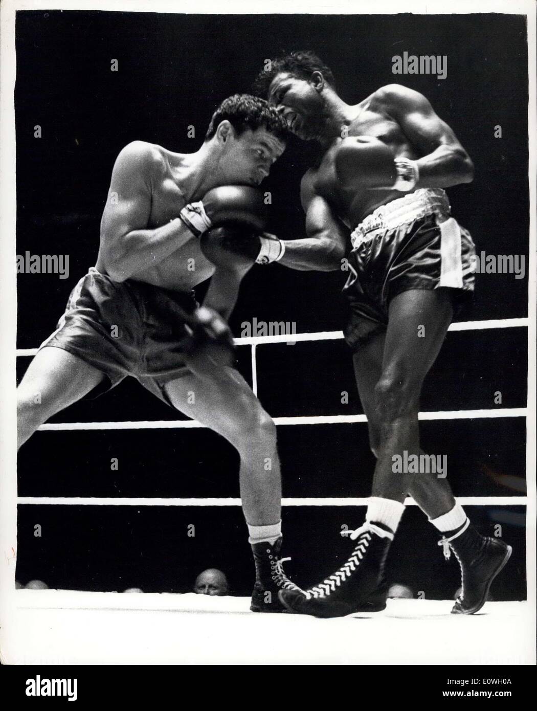 Sep. 26, 1962 - Downes-Robinson Fight at Wembley: Britain's Terry Downes  outpointed Sugar Ray Robinson over ten rounds sat the Empire Pool in  Wembley last night. Photo shows Downes, British middleweight champion,