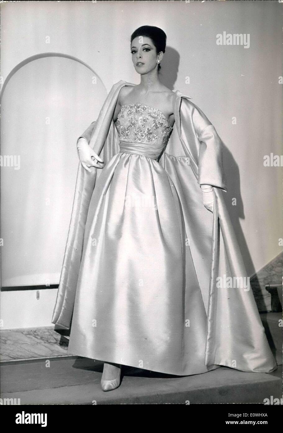 wi182785 UK pierre balmain 1953 evening dress fashion photography -  windowi.co.uk