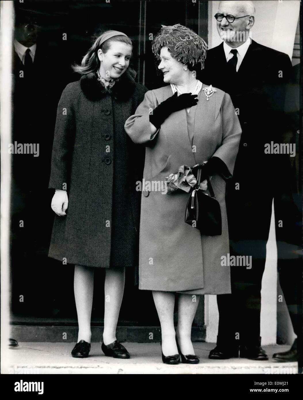 mar-03-1963-the-queen-mother-and-princess-anne-at-the-airport-princess-E0WJ21.jpg