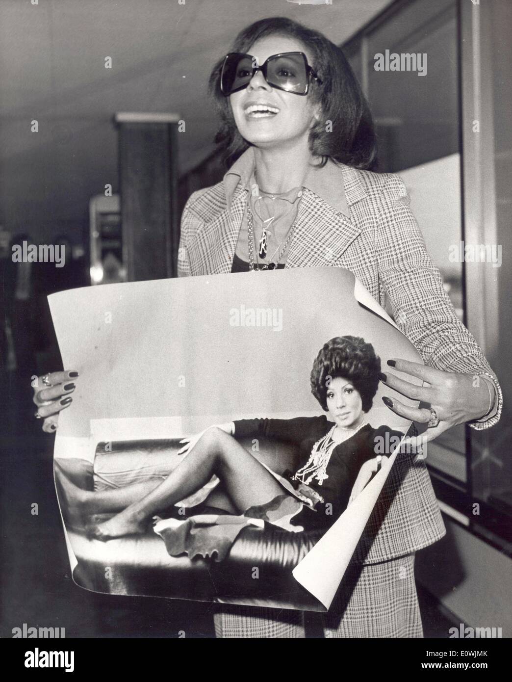 Singer Shirley Bassey shows off a self portrait by Lord Snowdon Stock Photo