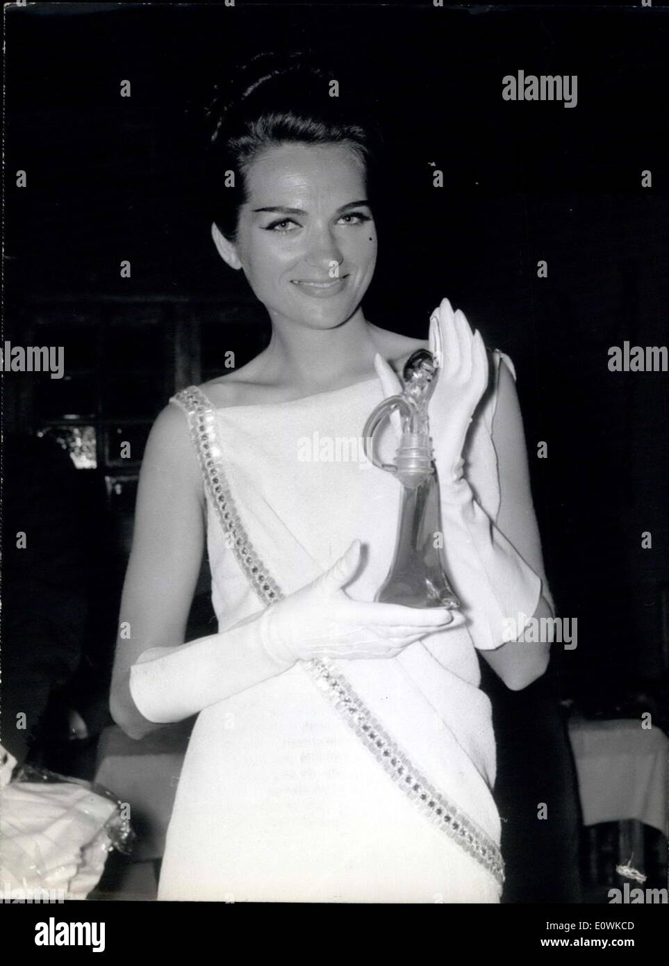 Jun. 28, 1963 - She recieved the ''Oscar'' of models: A jury composed of Press and High Fashion personalities awarded Miss Andree Alteirac (Alta), 25 French but born in Indochina, with the Oscap of Models. Photo shows Alta, Oscar 1963 of models with her prize. Stock Photo