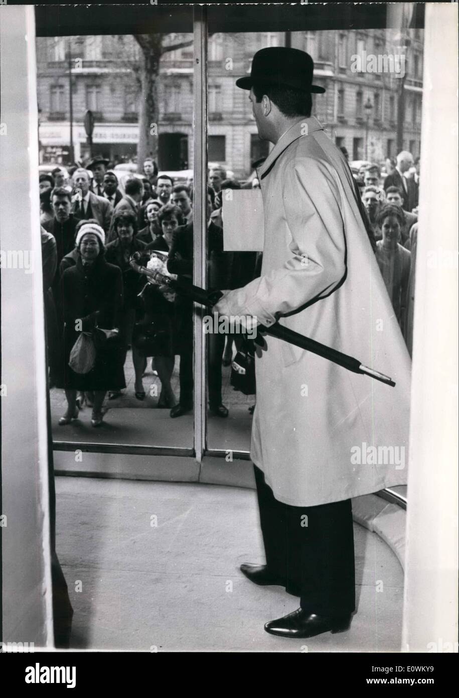 May 05, 1963 - Alive Models in the Show-window on the champs Elysee's: Three times a day a crowed gathers before the show-windows of a great ready-to-wear shop on the Champs-Elyse rs in Paris to Gaze at the live models who present the present collection. This presentation has such a success that probably many shops will follow. Photo shows An Amused Crowd watches the liveng models in the show Window Stock Photo