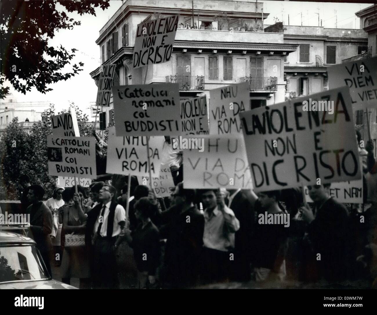 Sep. 09, 1963 - During the Press Conference of Mme. Ngo Dinh Nu, Many People demonstrated against Mme. Nu and the Vietnam Government Stock Photo