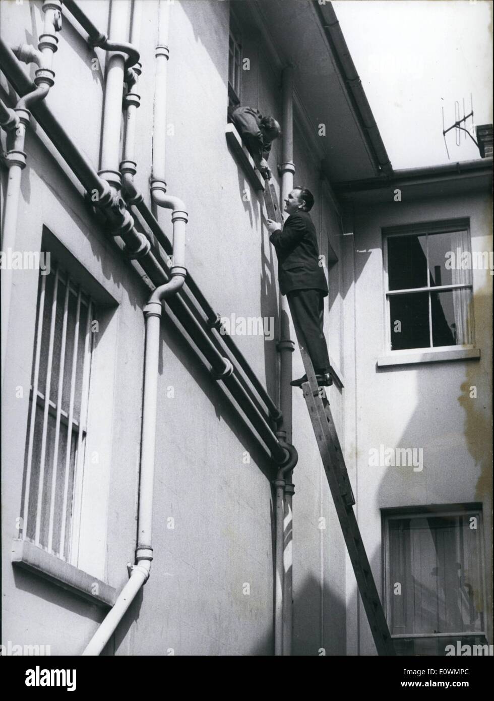 Aug. 08, 1963 - 0,000 Raid In Kensington: While the owners, Mr. and Mrs. Michael Sieff were away for the Bank holiday weekend, thieves ransacked their Kensignston home and furs and paintings worth 0,000. Mr. Sieff is a director of Marks and Spencer. Photo Shows Detectives investigating a side window this morning. Stock Photo