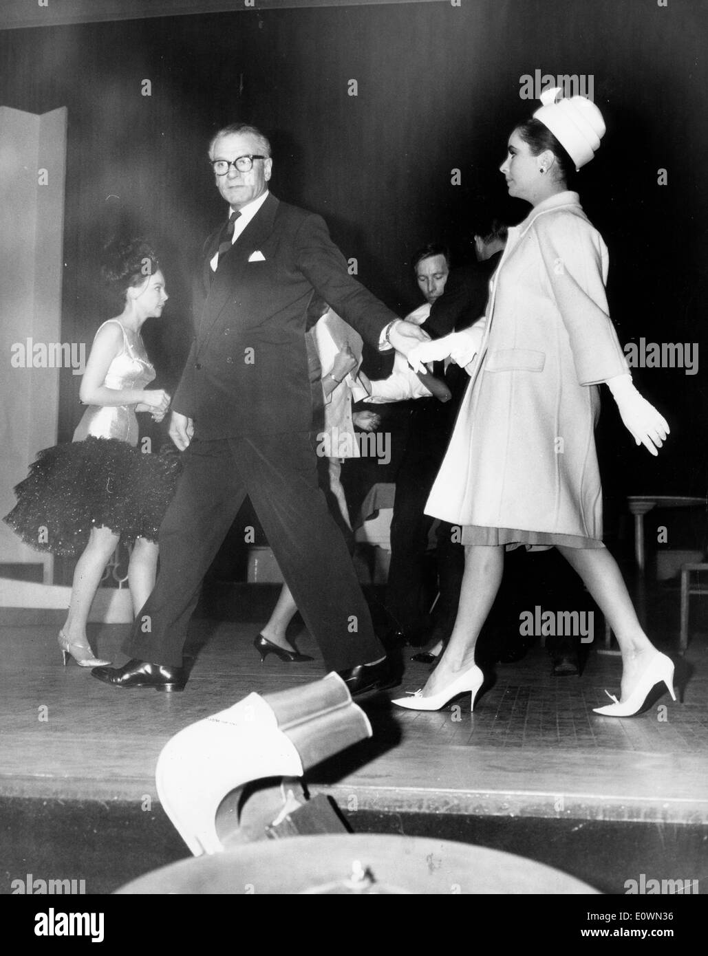 Laurence Olivier and Liz Taylor host an event Stock Photo