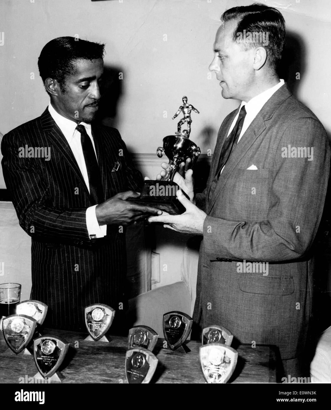 Sammy Davis Jr. presenting the Diamond Music Company trophy to David White Stock Photo