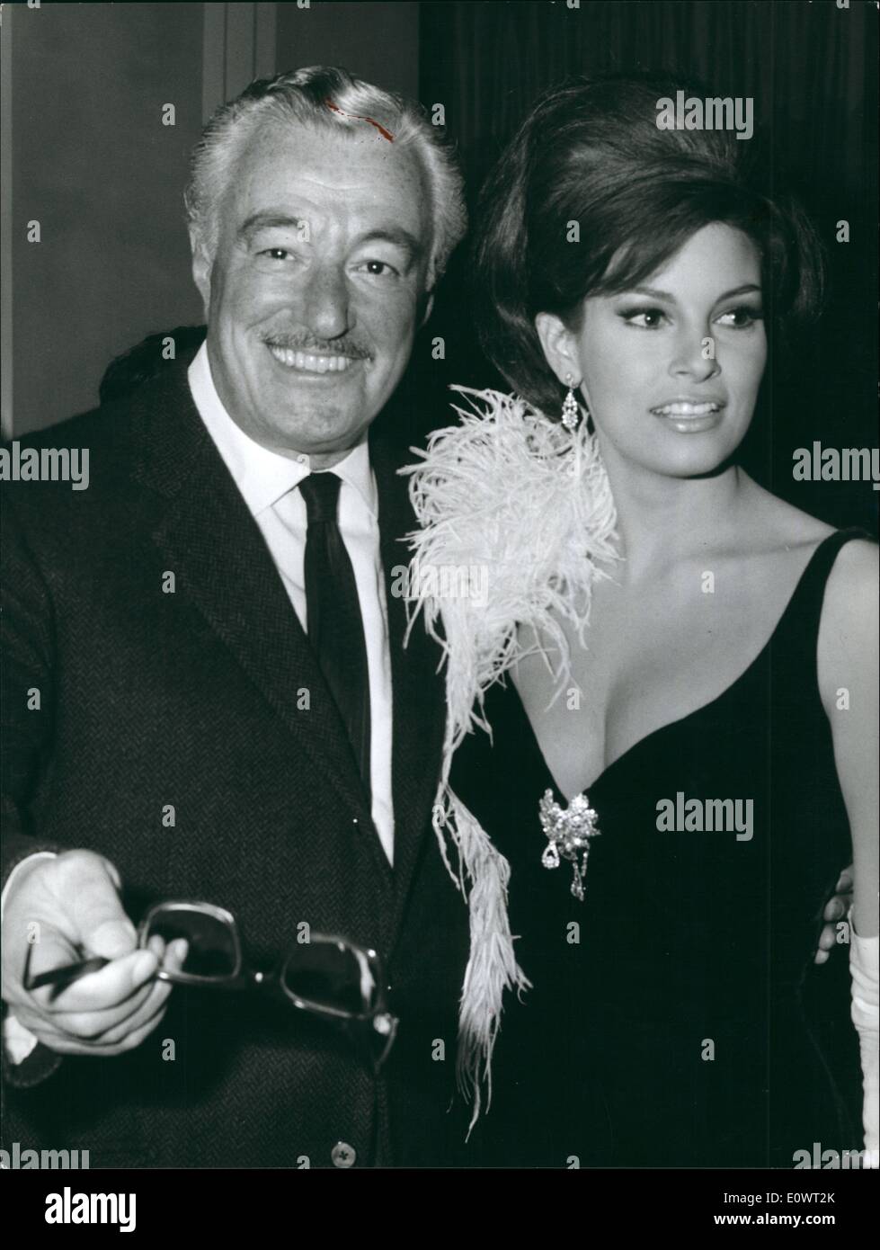 Apr. 04, 1964 - Rome: The stars of the film ''The biggest bundle of them all'' were presented to the press. They are Vittorio De Sica (an old gangster), Edward G. Robinson (the professors of the ganga..), and the last superstar Raquel Welch (the woman of the gang ...) Photo shows Vittorio De Sica and Raquel Welch. Stock Photo