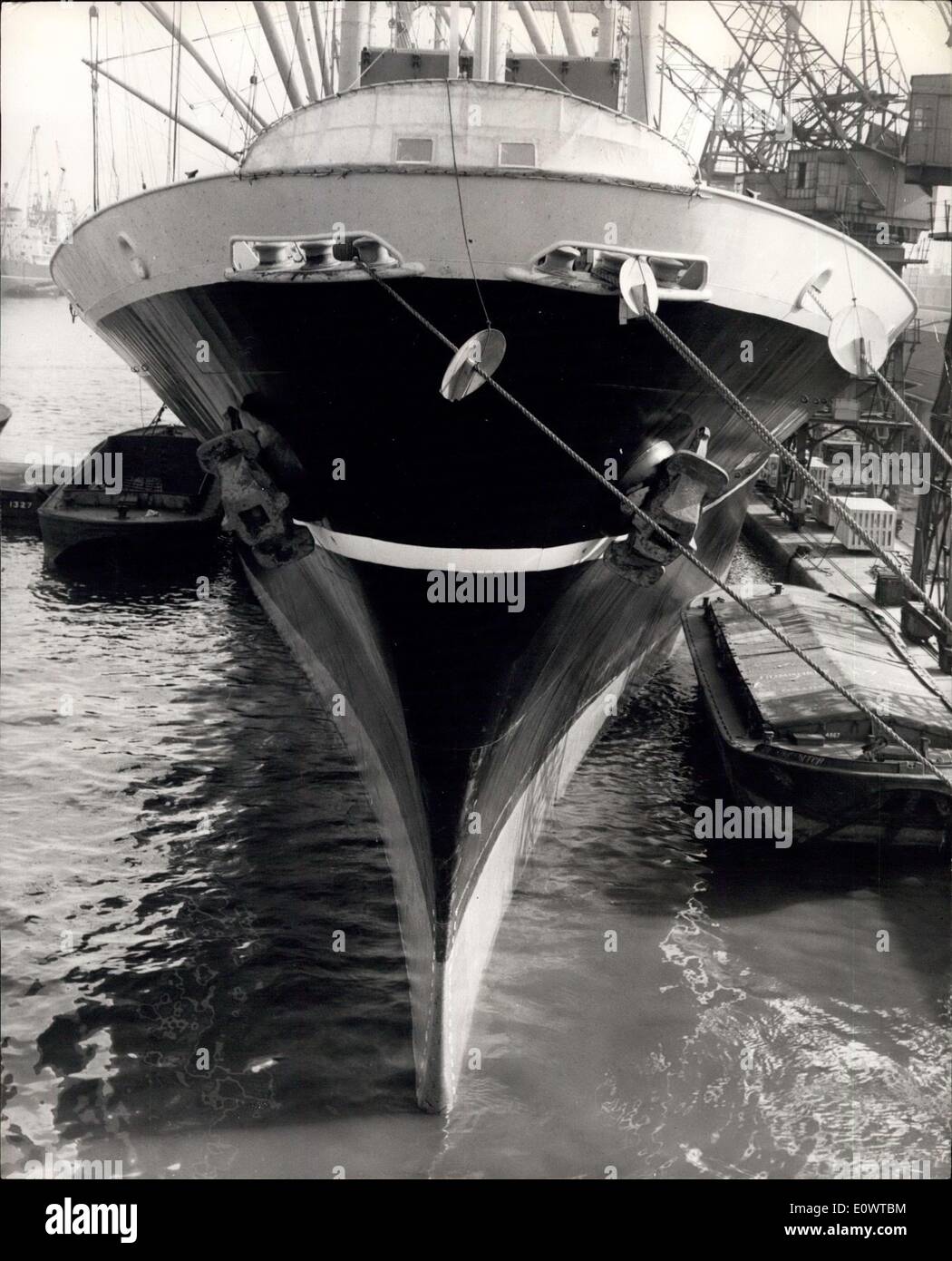 Feb. 27, 1964 - 27.2.64 The Ship with the controversial bottom. A recent arrival at the London docks is the new Japanese cargo ship the Yamshiro Maru which has completed her maiden voyage from Kobe. The ship, which was built by Mitsubishi of Nagasaki, has a broad beam, a bulbous bow, and a slender stem and stern. The builders claim that these characteristics which have been developed after years of research, give her more knots on less fuel than a convention ships's hull Stock Photo