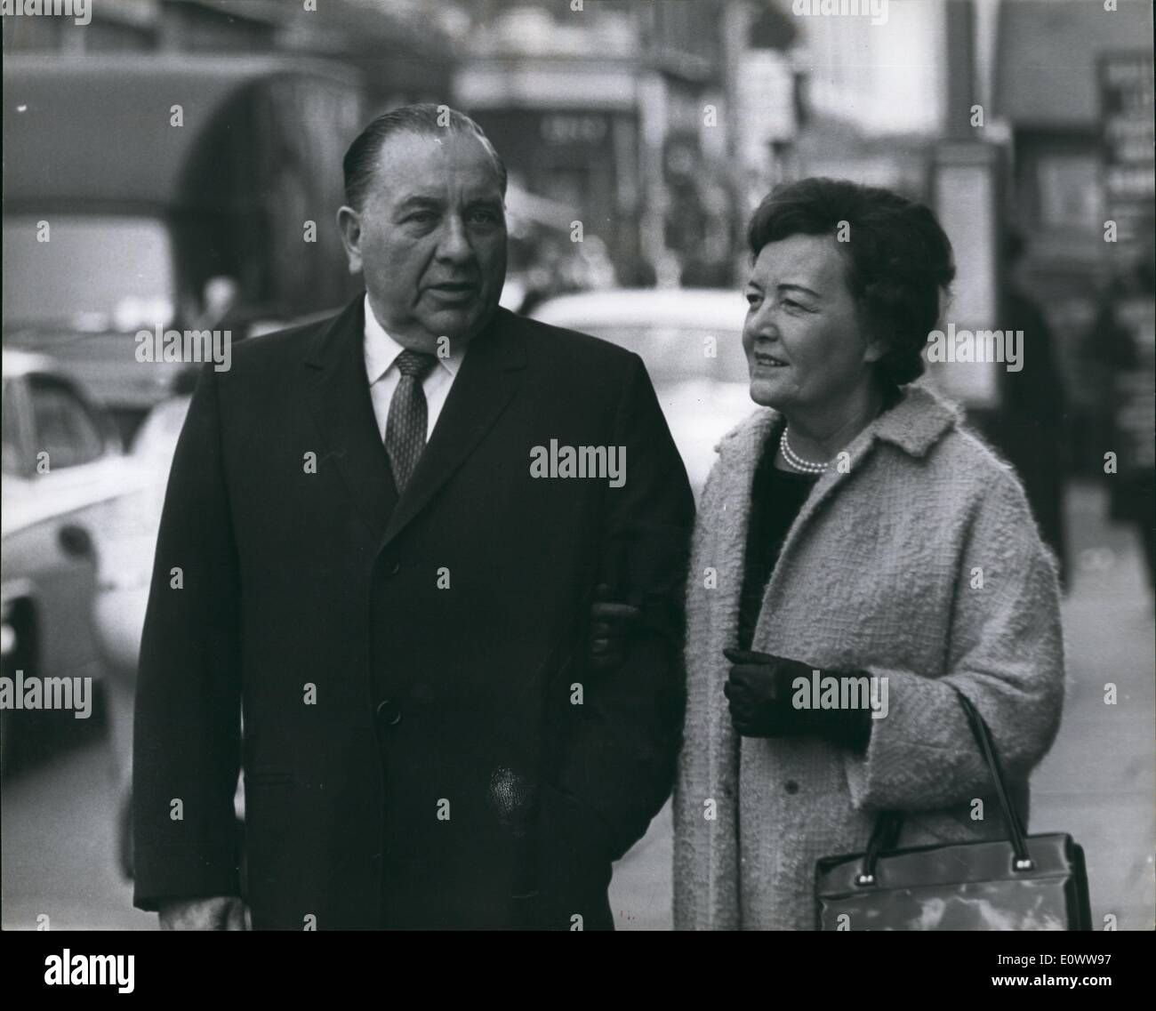 May 05, 1964 - Mayor of Chicago in London.: Mr. Richard Dally, the Mayor of Chicago, U.S.A. is in London on a visit. Photo shows Mr. and Mrs. Dally walking in London yesterday. Stock Photo