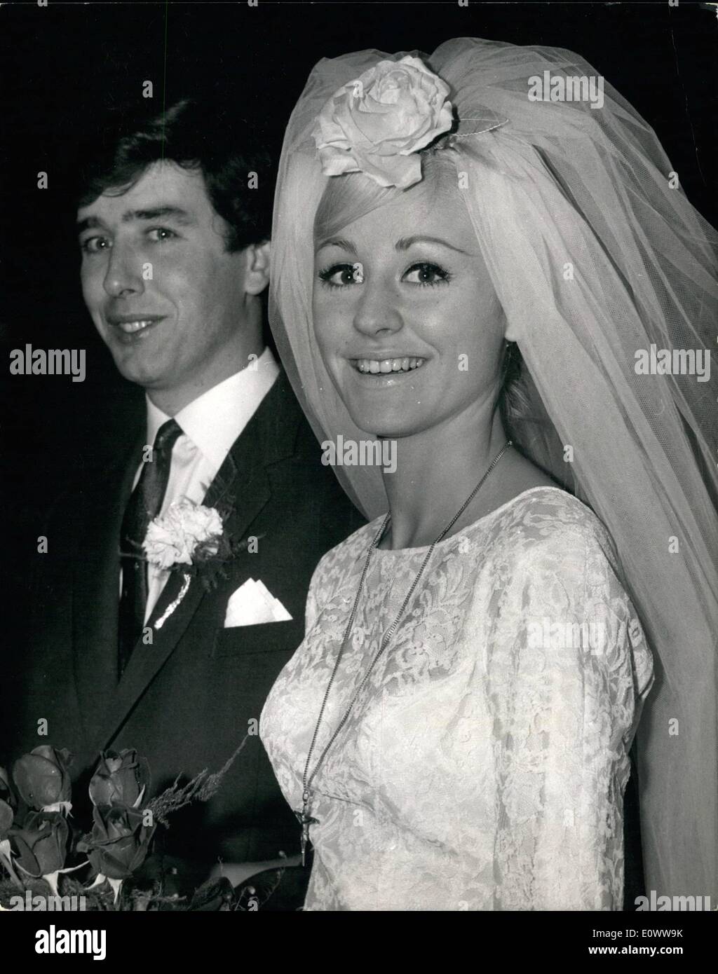 Jewellery models hi-res stock photography and images - Alamy, image size:1024x1390