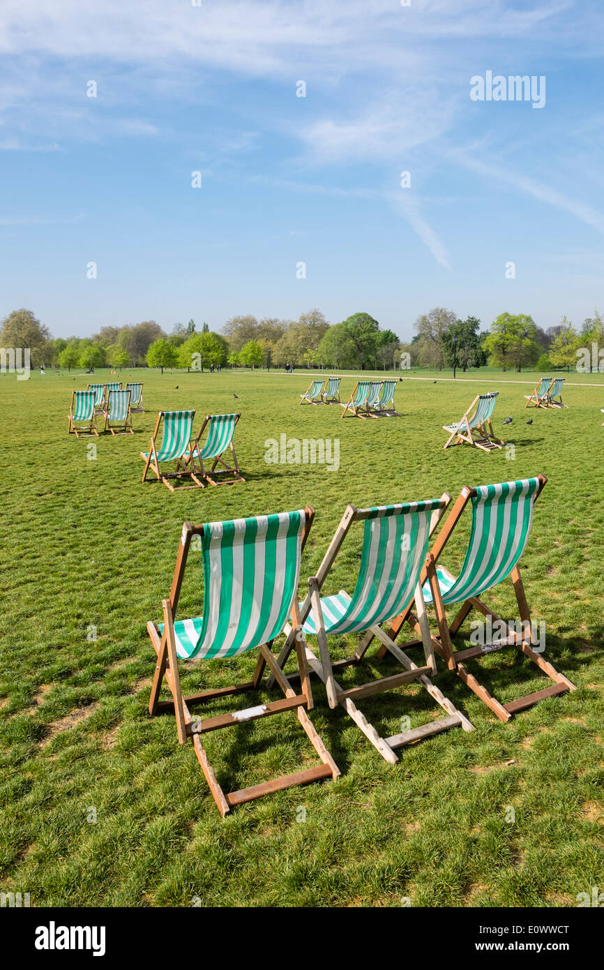 Hyde park london spring deckchairs hi-res stock photography and images ...