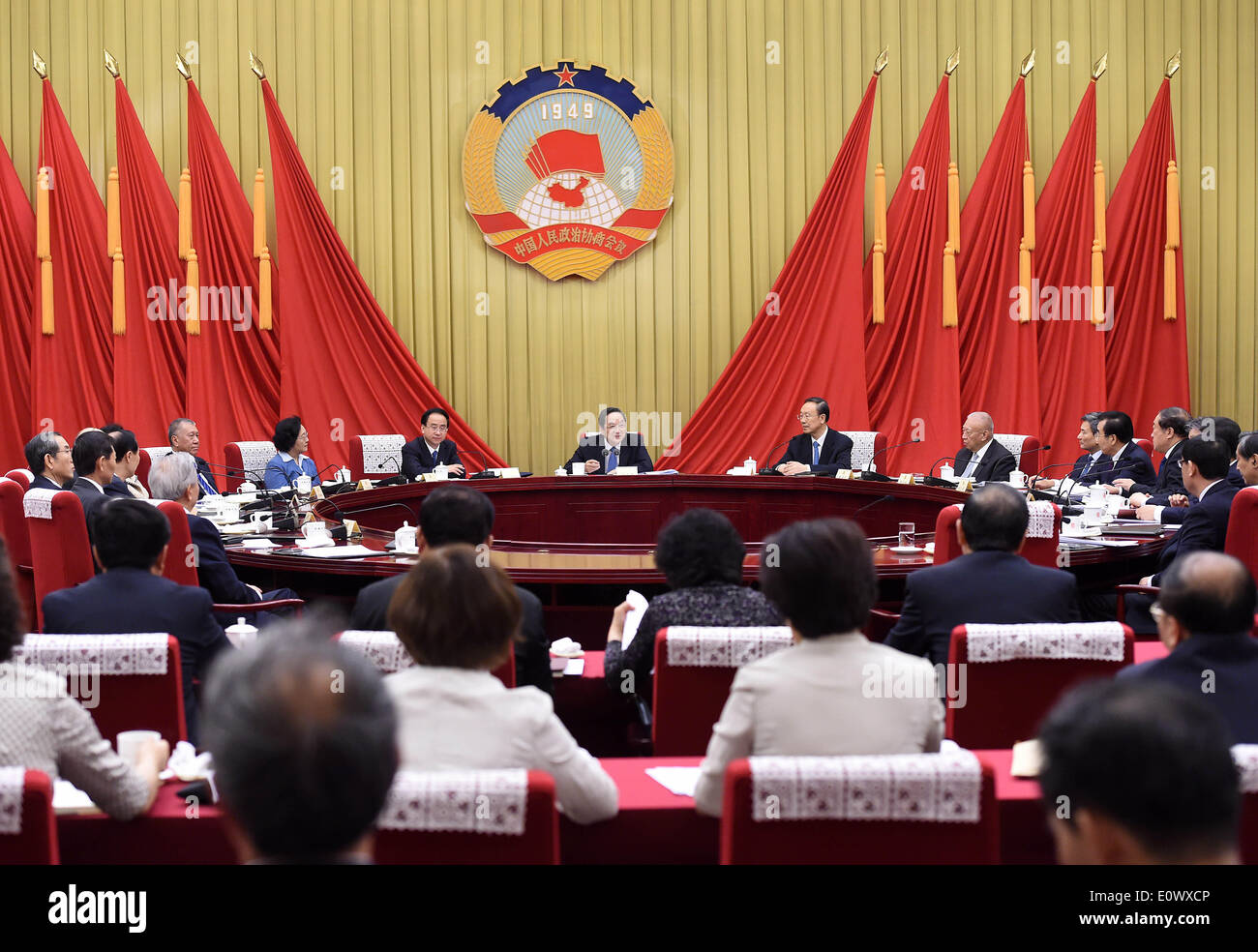 (140520) -- BEIJING, May 20, 2014 (Xinhua) -- Yu Zhengsheng (C, rear), chairman of the National Committee of the Chinese People's Political Consultative Conference (CPPCC), presides over the 15th meeting of the chairman and vice-chairpersons of the 12th CPPCC National Committee in Beijing, capital of China, May 20, 2014. (Xinhua/Liu Jiansheng) (zc) Stock Photo