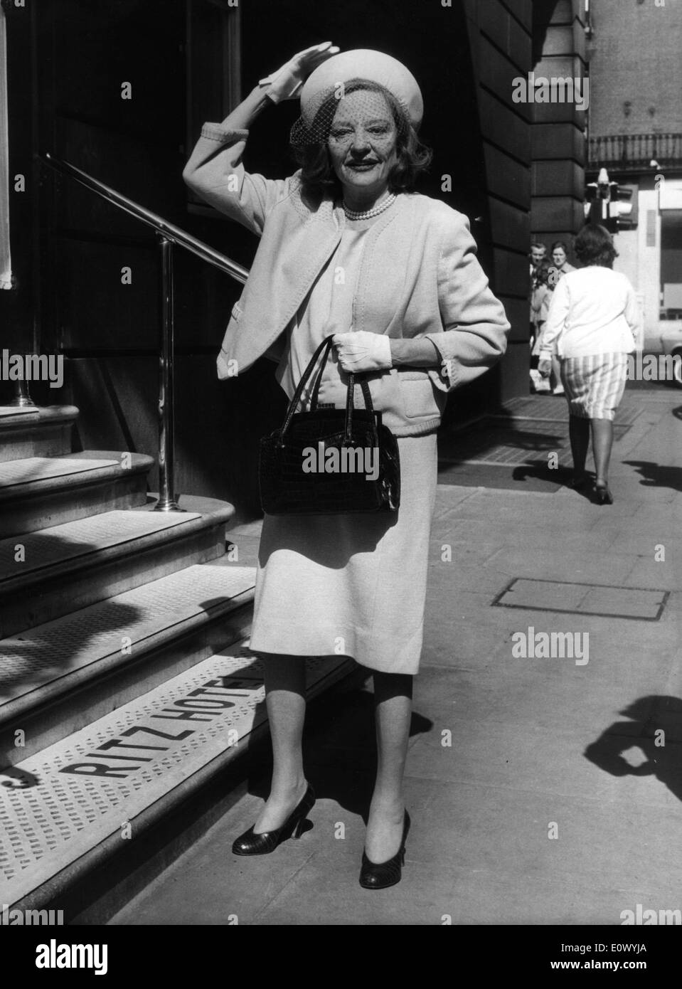 Actress Tallulah Bankhead outside the Ritz Hotel Stock Photo