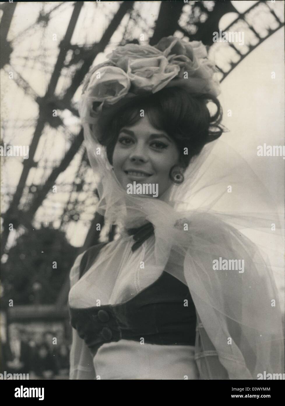 Sep. 09, 1964 - Nathalie Wood as an Early Century Belie.: Nathalie Wood who Co-stars with Tony Curtis and Lack Lemmon in the Warner Bros. Film ''LA Grande Course'' (The Big Race'' Now in the making in Paris. Time of the Film is the beginning of the century. Stock Photo