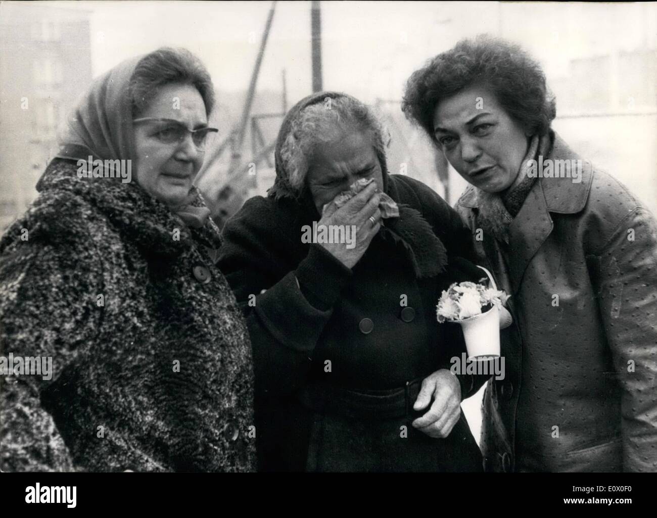 Nov. 11, 1964 - Tears and impressive scenes. OPS: Two daughter and their mother from East Berlin checkpoint Sandkrug Bridge/Mosbit. Stock Photo