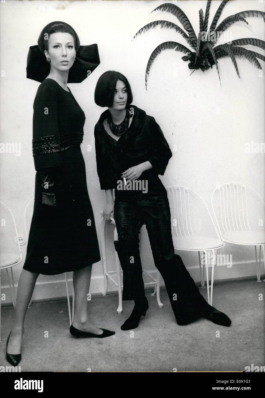 Dec. 12, 1964 - wird bald das elegante aber unauffalliga '' Schwarze'' denn die Damen-hosen-mode will sich nicht Mehr langer an Stock Photo