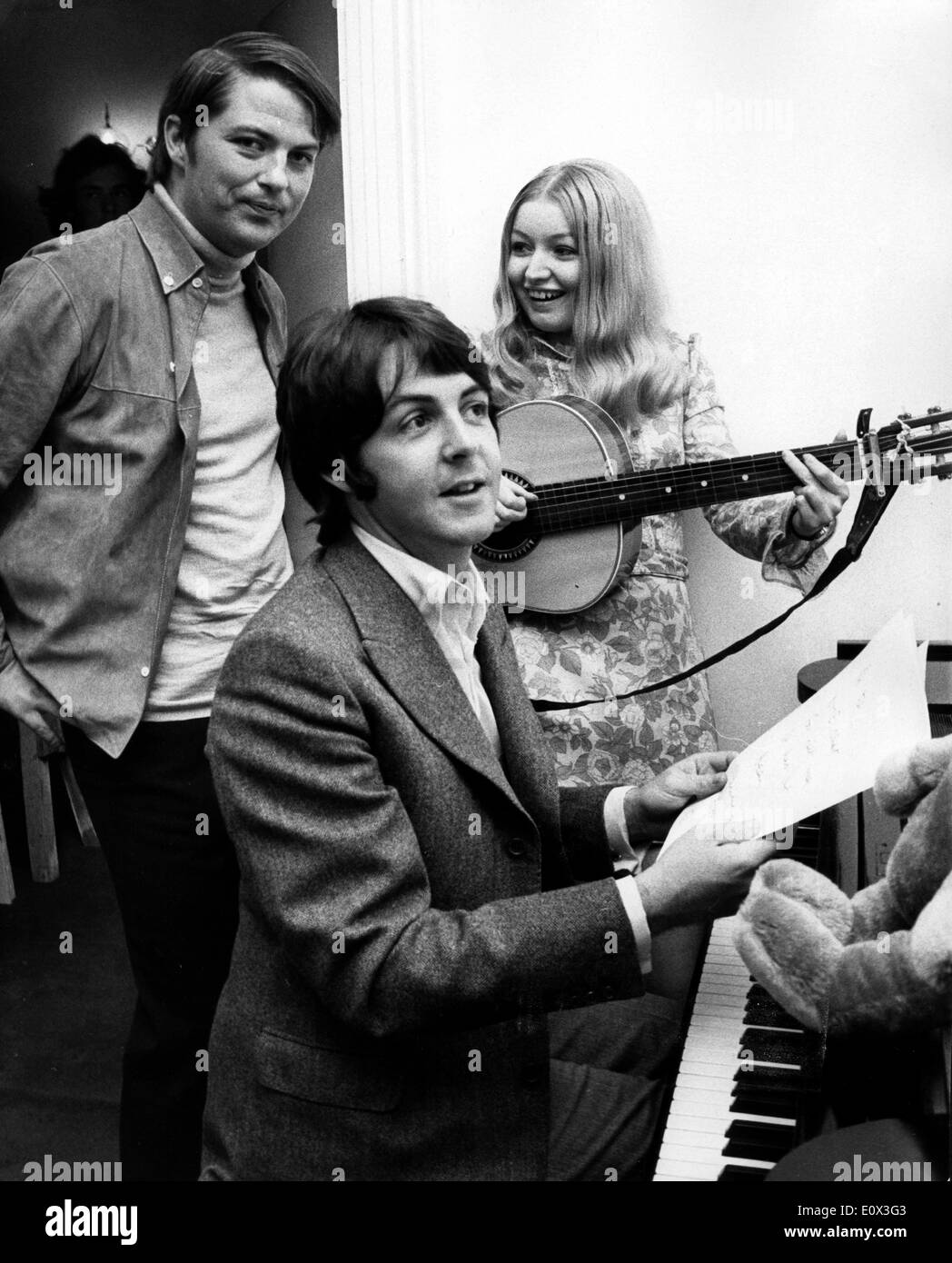 Paul McCartney rehearsing with folk singer Mary Hopkin Stock Photo