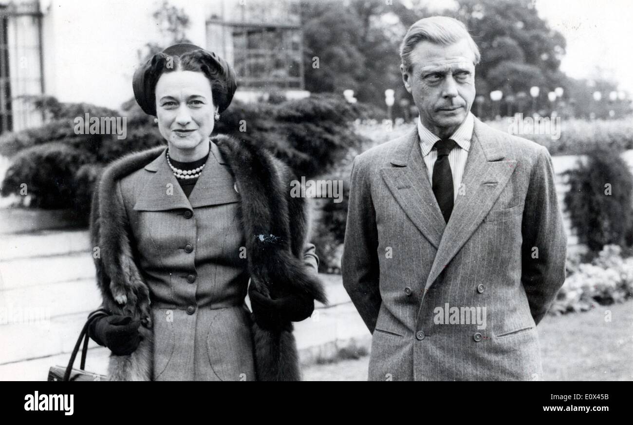 The Duke and Duchess of Windsor smiling 8x10 photo 