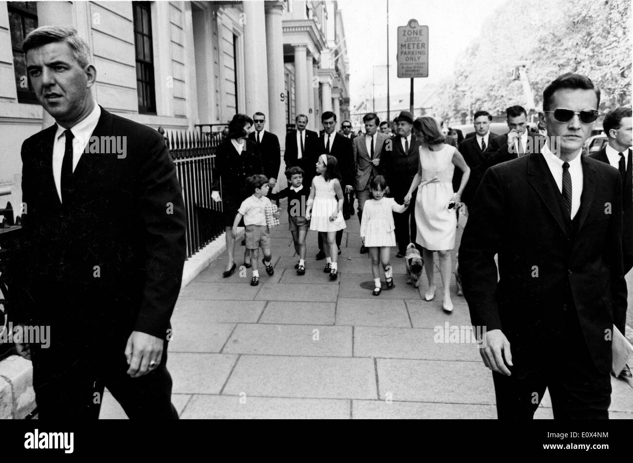 Jacqueline Kennedy, her sister Lee Radziwill and their children visiting Buckingham Palace Stock Photo
