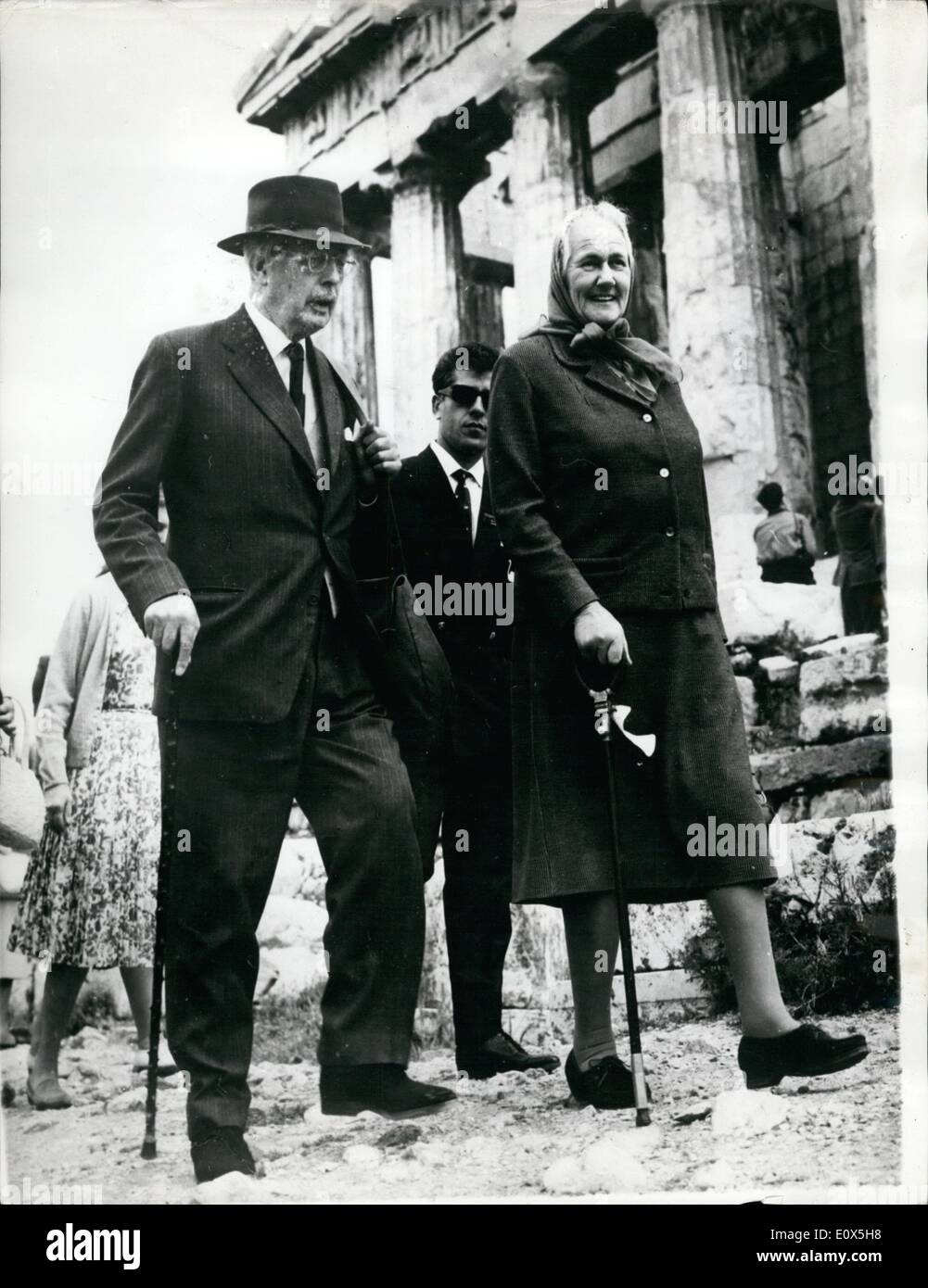 apr-22-1965-22-4-65-mr-macmillan-in-athens-haversack-over-his-shoulder-E0X5H8.jpg