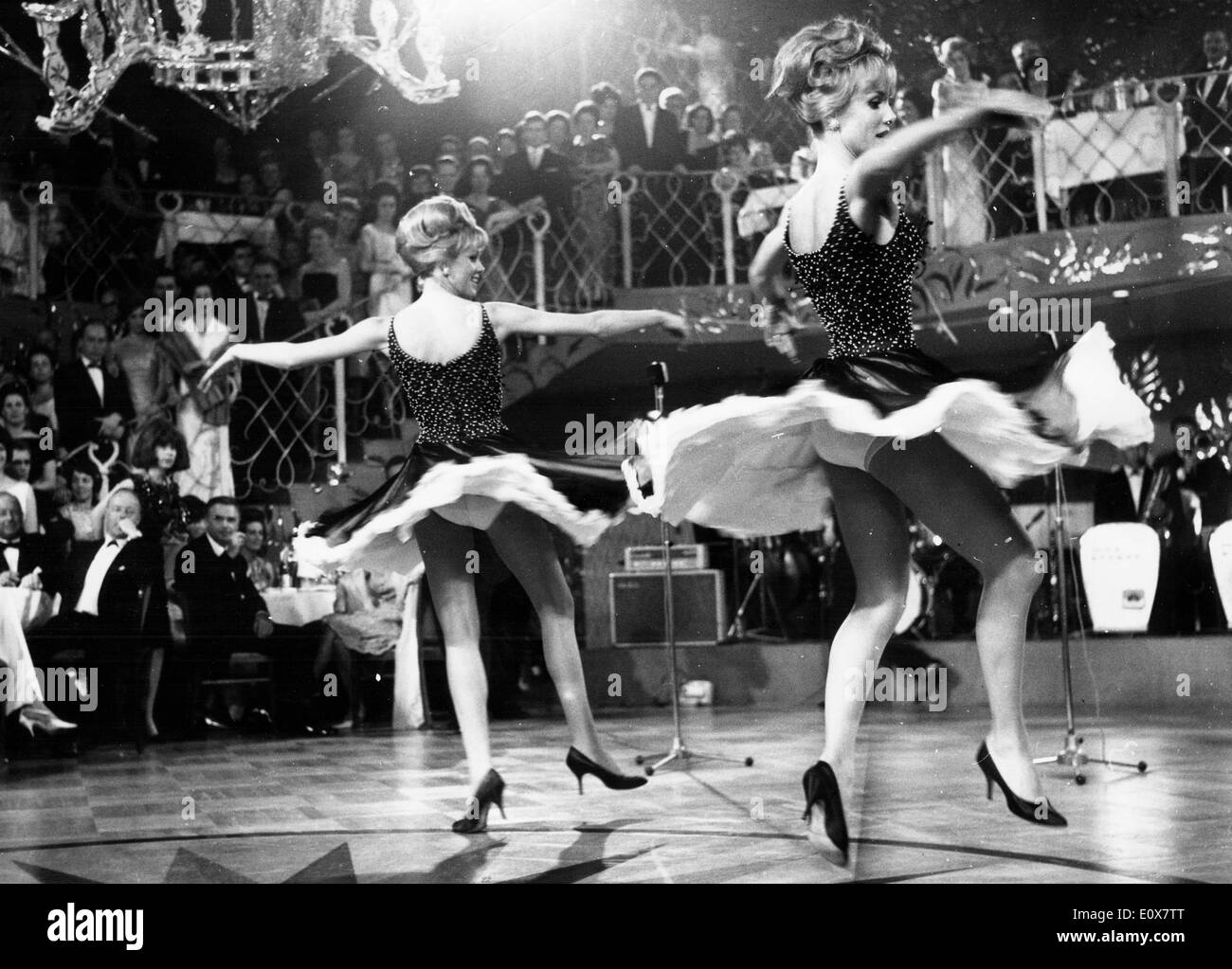 Kessler twins dancing hires stock photography and images Alamy