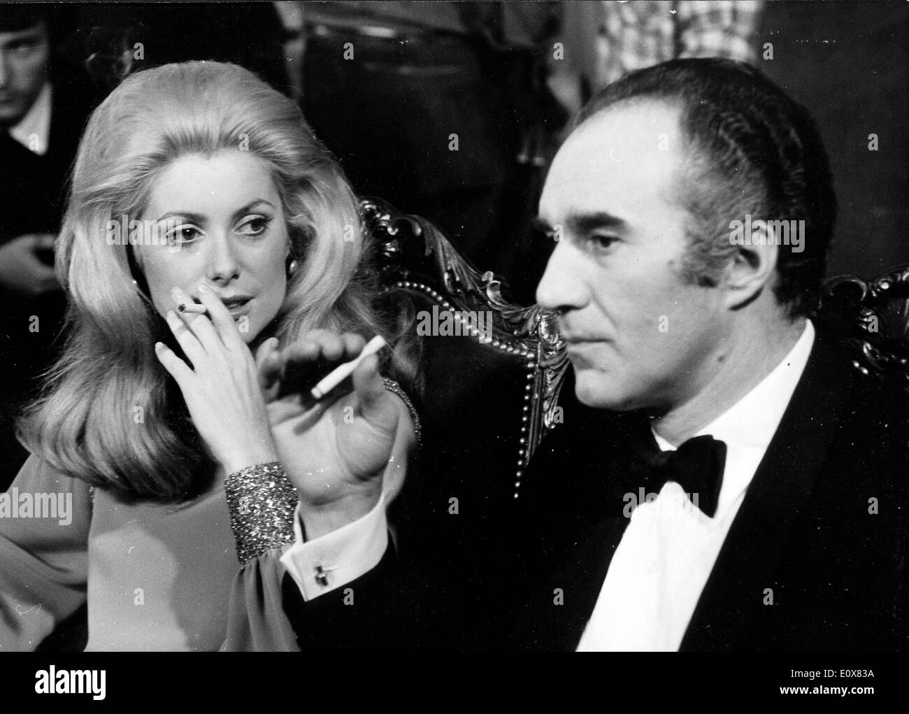 catherine deneuve cigarette électronique Actress Catherine Deneuve smokes cigarettes Stock Photo