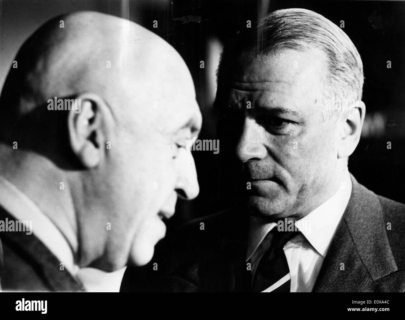 Actor Laurence Olivier with director Otto Preminger during filming of 'Bunny Lake is Missing' Stock Photo