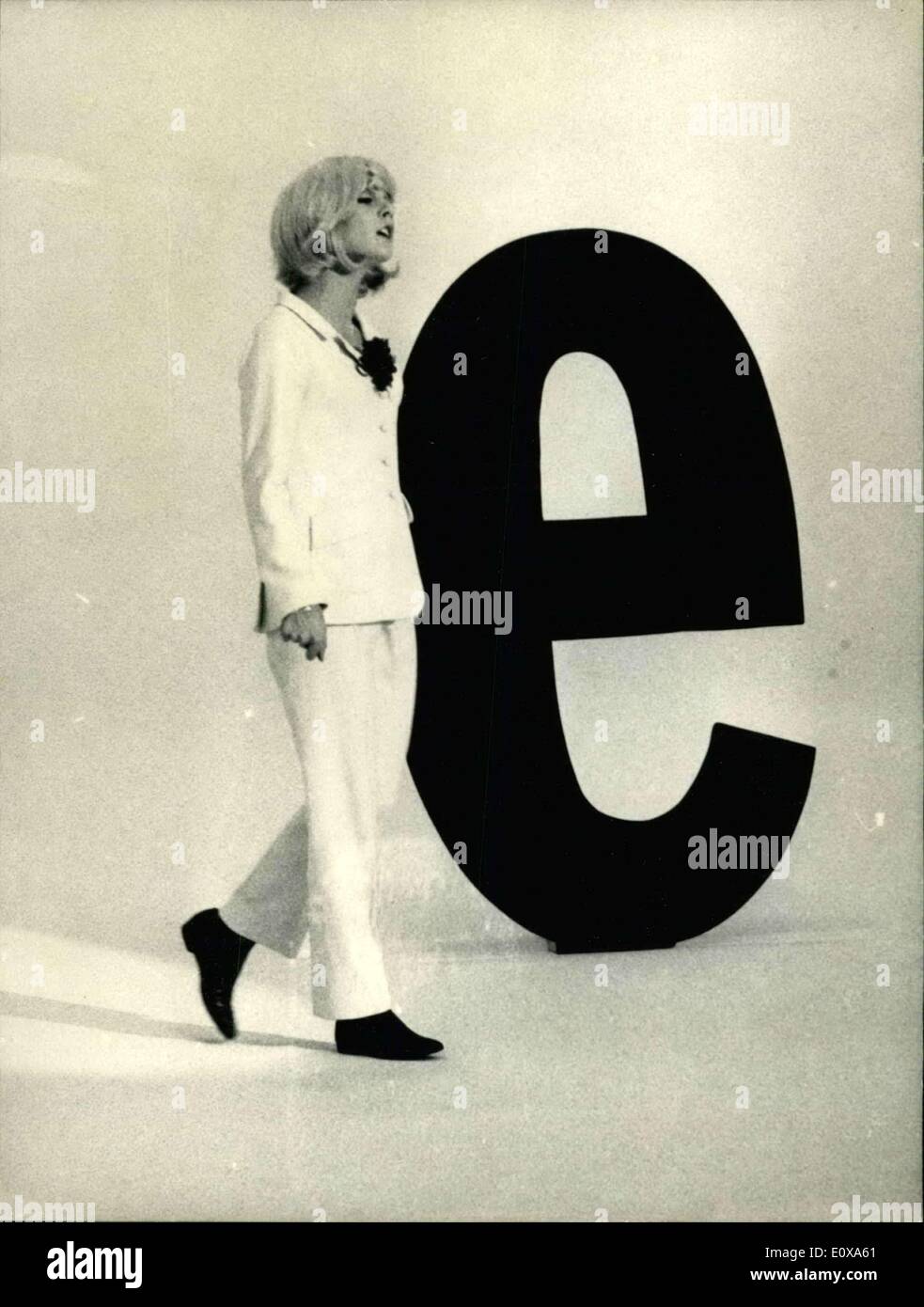 Silhouette En Carton Sylvie Vartan (Costume Blanc) - Taille Mini ~60,5 Cm - Décoration Événement, Cadeau Fan - Fabriqué En Europe