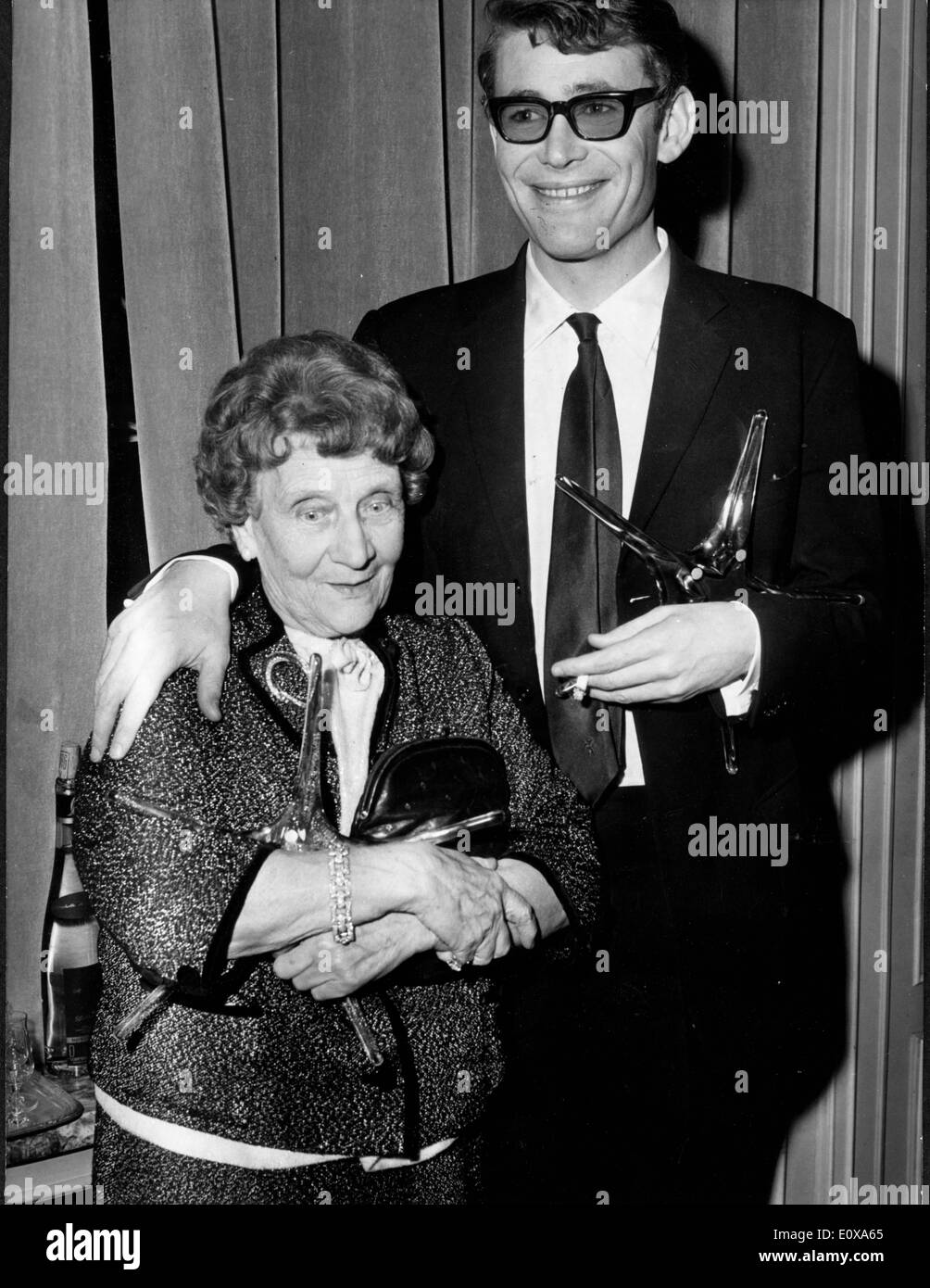 Actor Peter O'Toole and elderly actress being awarded by the French Cinema Academy Stock Photo
