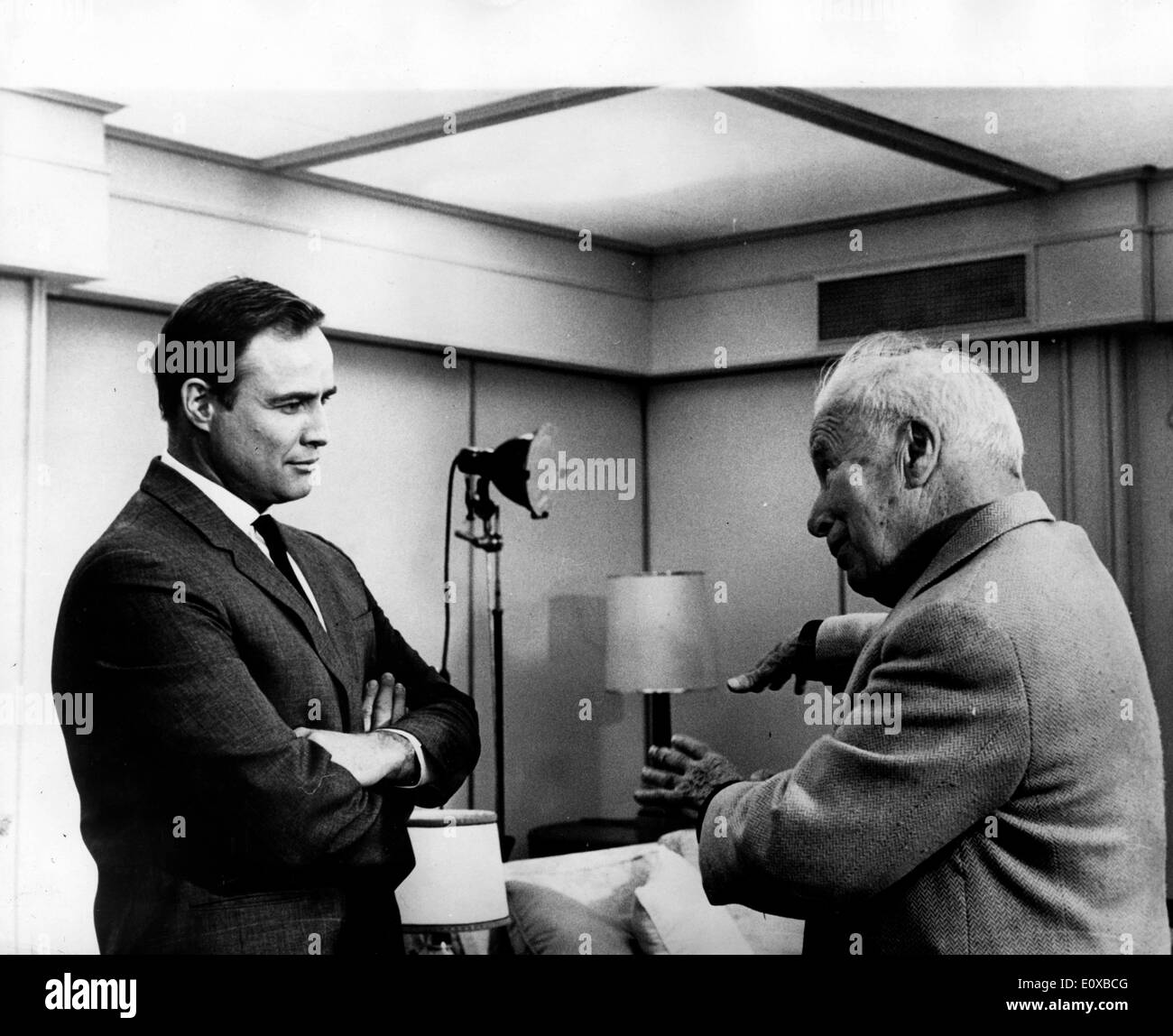 Marlon Brando talking to director Charlie Chaplin on set Stock Photo
