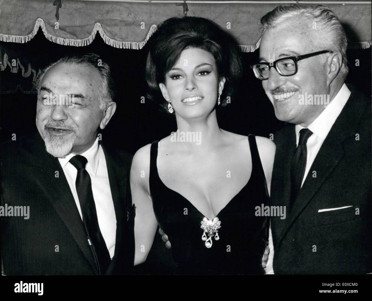 Apr. 04, 1966 - The stars of the film 'The biggest bundle of them all'' were presented to the press. They are Vittorio De Sica (an old gangster..) Edward G. Robinson (the professor of the gang..) and the last superstar Raquel Welch (thee woman of the gang..). Photo shows Edward G. Robinson, Raquel Welch and Vittorio De Sica. Stock Photo