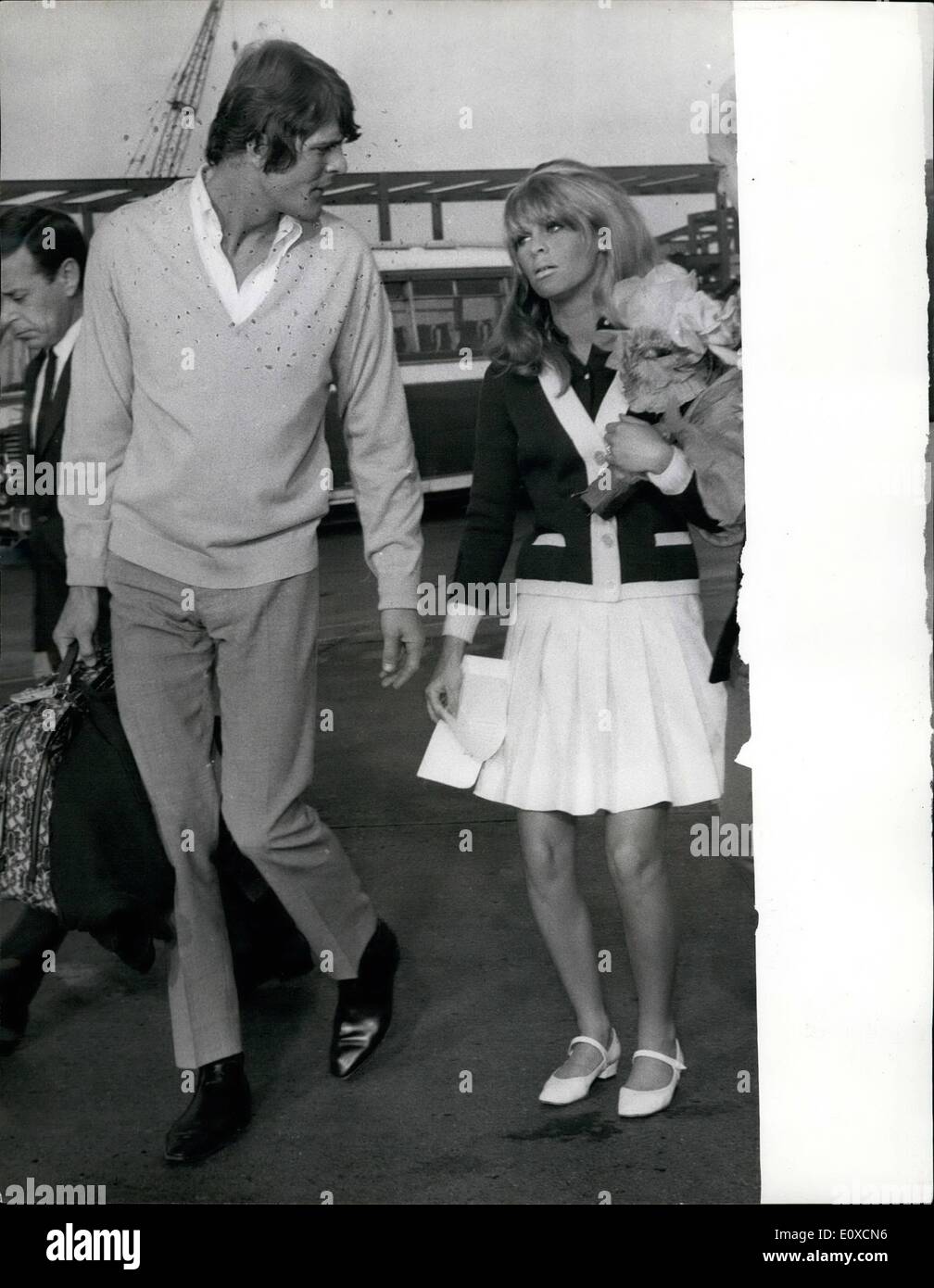 Apr 04 1966 Oscar Winning Julie Christie Back From Hollywood British Actress Julie Christle Today Returned From Hollywood Where She Was Named Beat Actress Of 1965 And Received An Oscar For Her