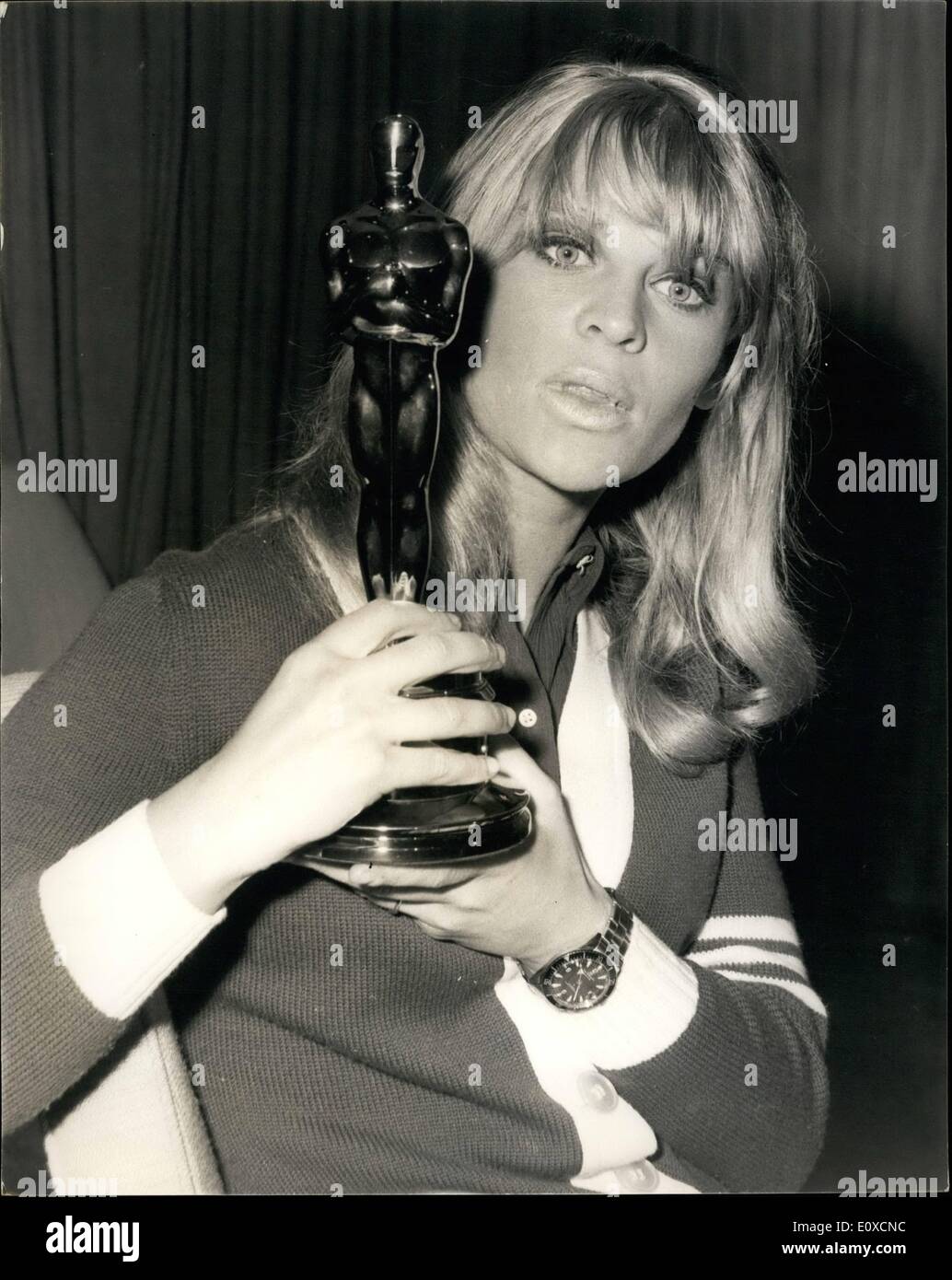 Apr 04 1966 Oscar Winning Julie Christie Returns From Hollywood British Actress Julie Christine Today Returned From Hollywood Where She Was Named Best Actress Of 1965 And Received An Oscar For