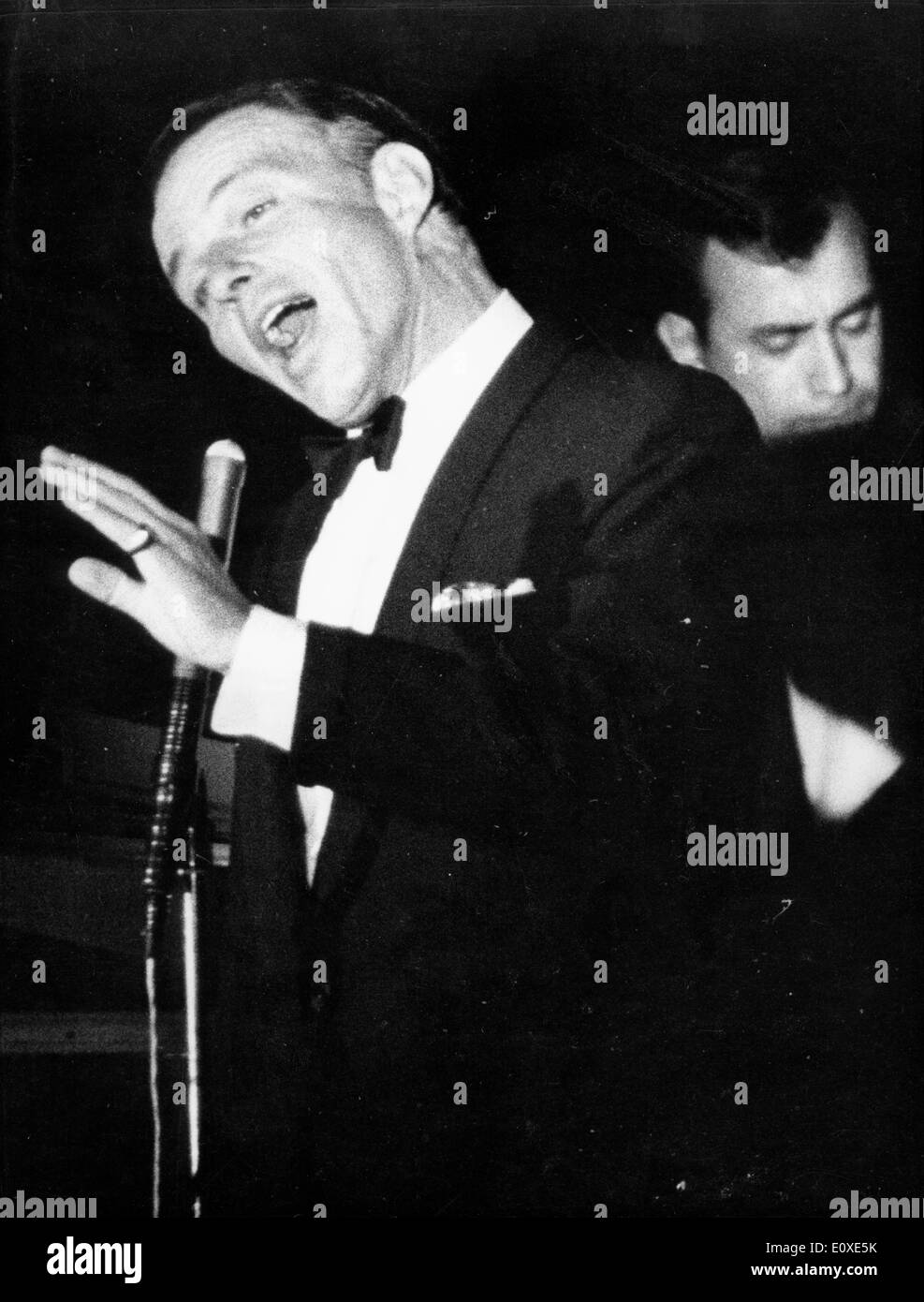 Singer Frank Sinatra performing at a concert in Paris Stock Photo