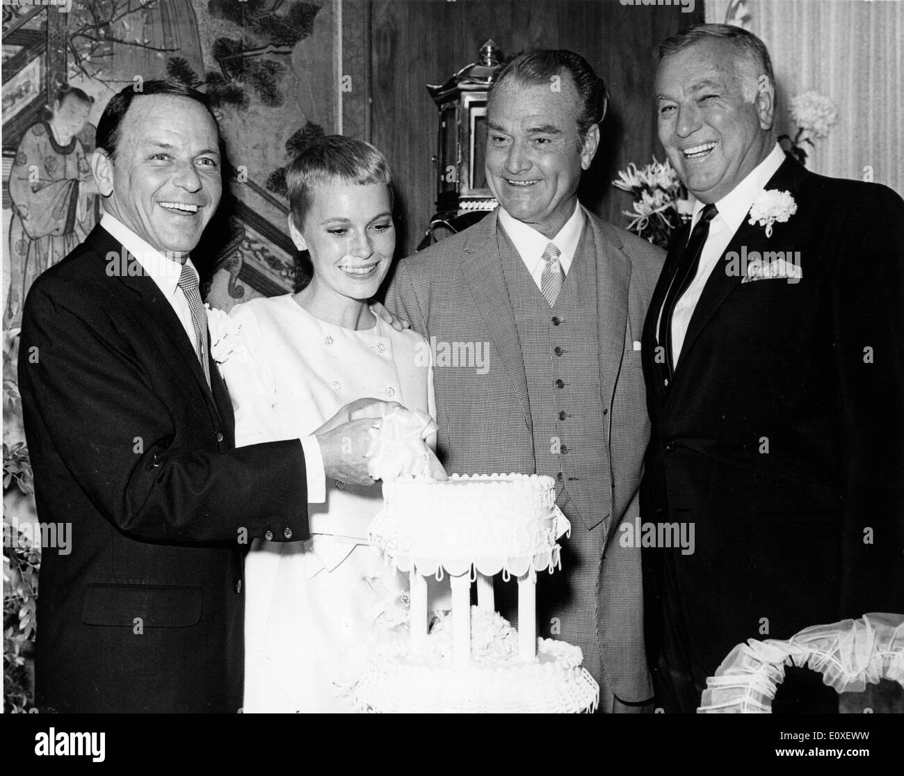 Frank Sinatra and Mia Farrow cutting the cake at their wedding Stock Photo