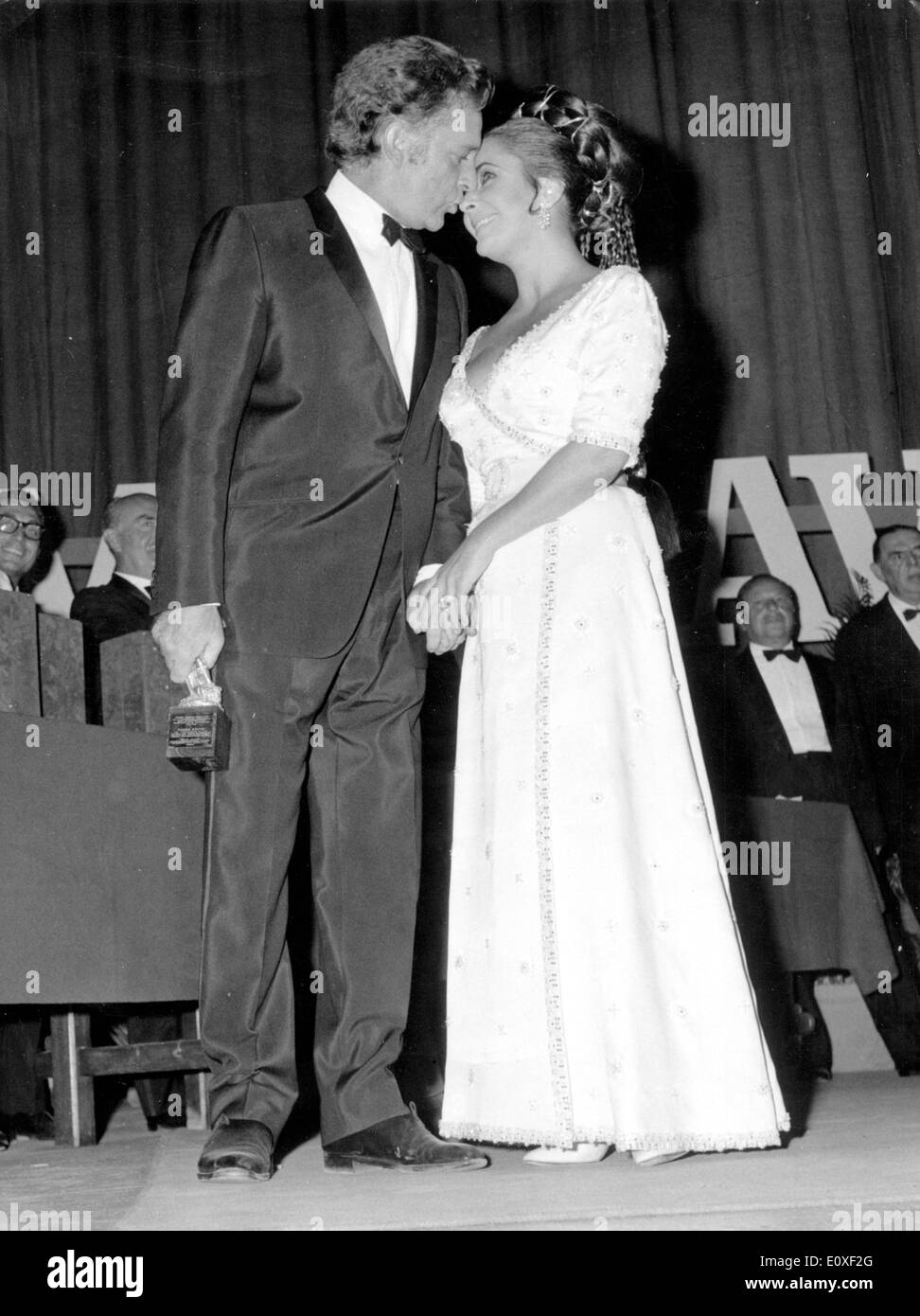 Elizabeth Taylor awards husband Richard Burton Stock Photo