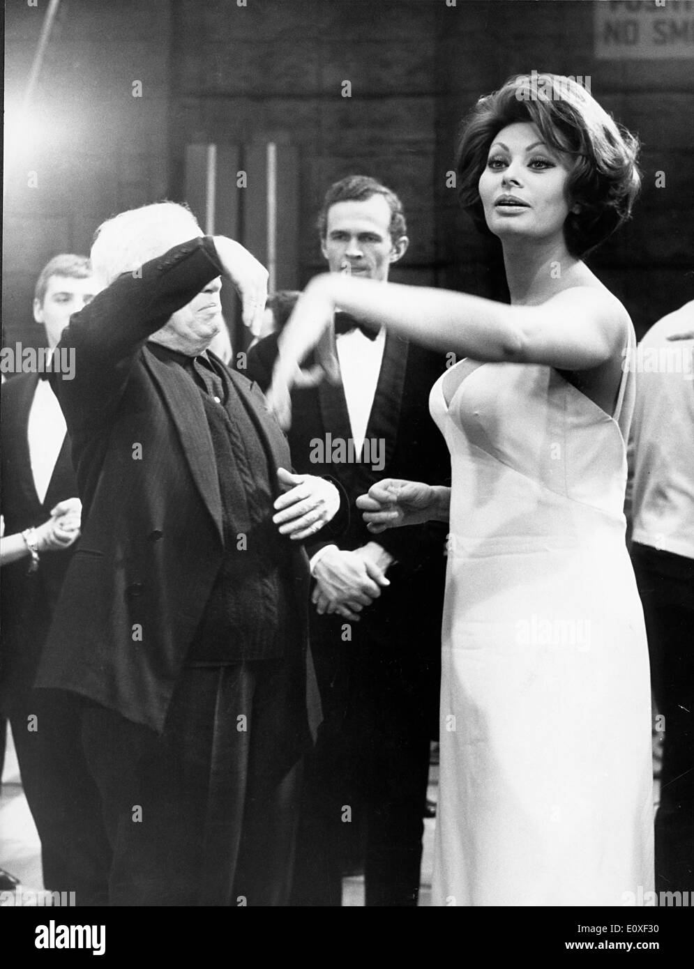 Director Charlie Chaplin directing Sophia Loren in 'A Countess from Hong Kong' Stock Photo