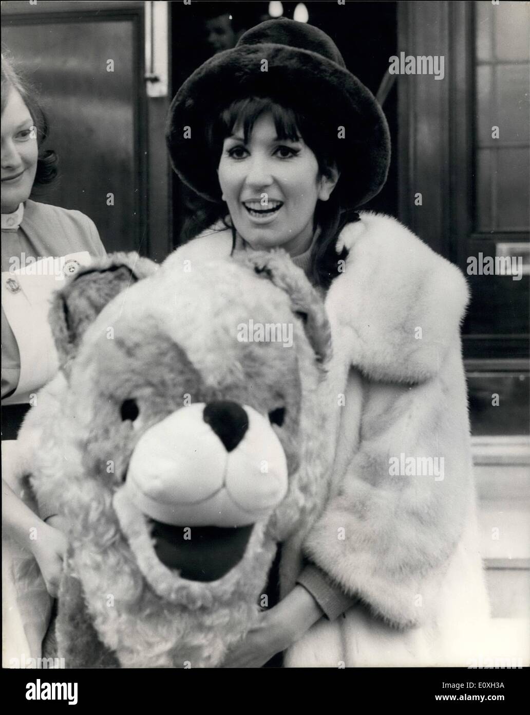 Oct 10 1966 Alma Cogan Dies The 33 Year Old Singing Star Alma Stock Photo Alamy