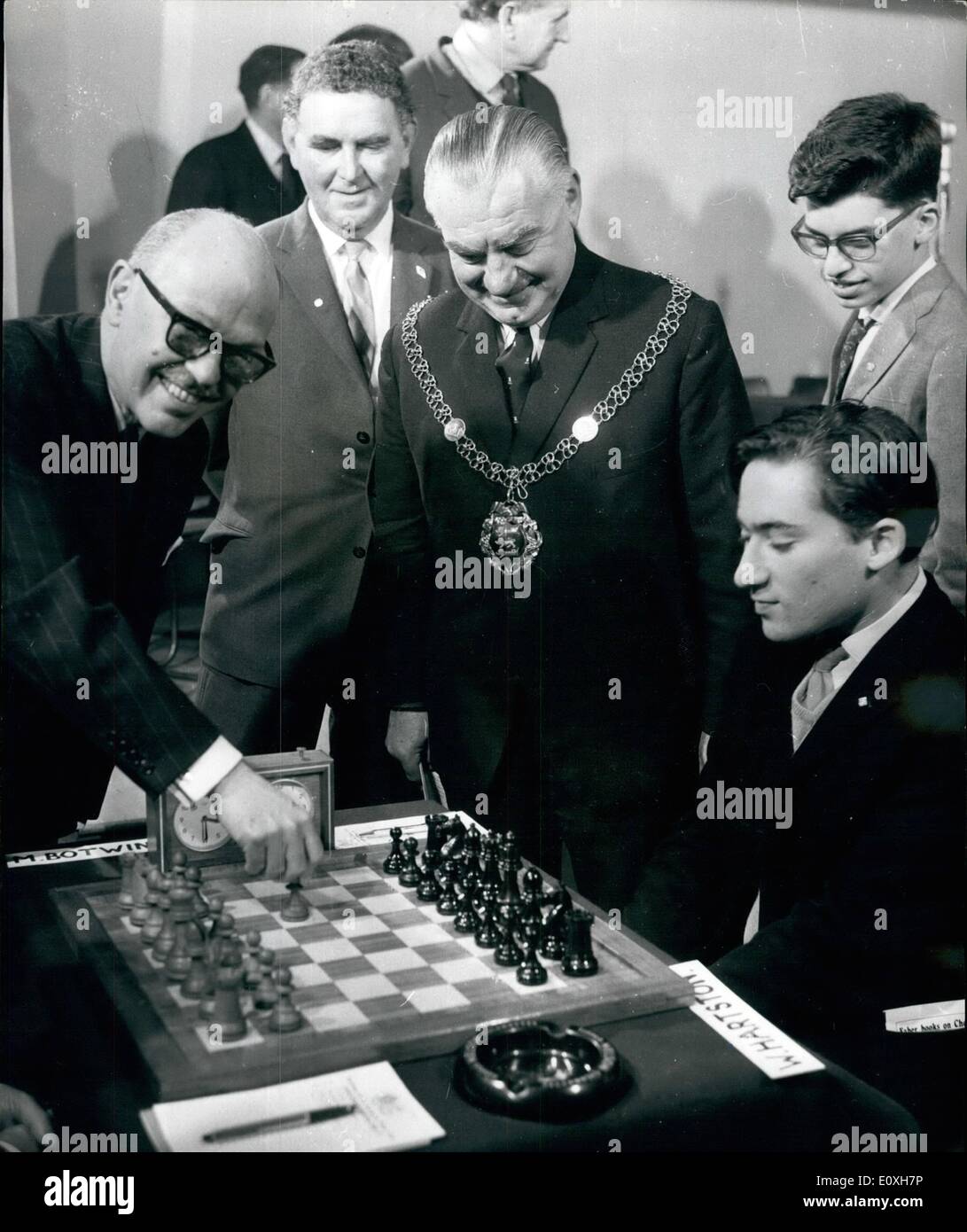 Dec 29, 1966; London, England, UK; HENRIQUE COSTA MECKING and Brazil and  YURI BALASHOV of Russia play at the 42nd Annual International Chess  Congress. (Credit Image: © KEYSTONE Pictures USA Stock Photo - Alamy