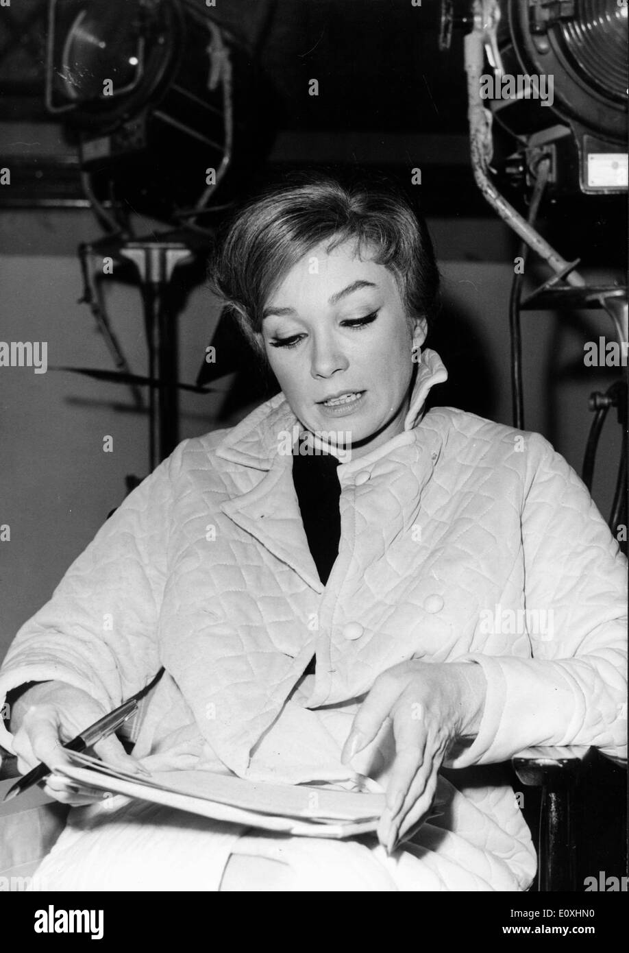 Actress Shirley MacLaine reading papers Stock Photo